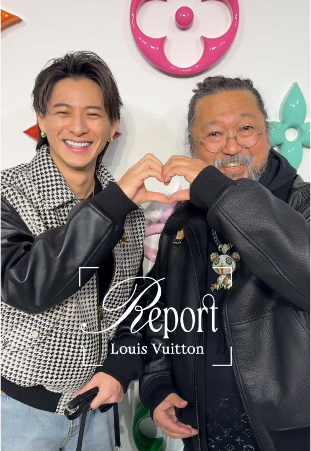 LOUIS VUITTON × MURAKAMIポップアップストアを訪れたアーティスト村上隆とルイ･ヴィトン アンバサダー平野紫耀。20年の時を経て登場したリエディション･コレクション｢ルイ･ヴィトン × 村上隆｣のラインナップを前に、スペシャルなコラボレーションが実現💜 LOUIS VUITTON × MURAKAMI POP-UP STORE 会期：〜1月26日（日） 会場：東京都渋谷区神宮前6-14-2 営）11：00〜20：00 休）1月17日（金） ＊1月15日（水）は18：00まで。 ＊混雑時には入場制限を行う場合もあり。 #LvxMurakami #LouisVuitton #ルイヴィトン #村上隆 #takashimurakami #フィガロジャポン #shohirano #平野紫耀 #nunber_i @Louis Vuitton @number_i_staff 