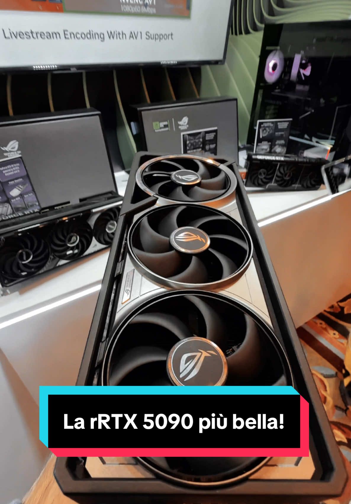 La ASUS ROG STRIX ASTRAL RTX 5090 è la custom più bella di sempre. Ben 4 ventole, super radiatore, heatpipe assurde ed una quantità sconfinata di ottimizzazione. Poi è costruita benissimo ed è talmente bella che esalterà ogni build! . #ces #ces2025 #asusrogstrix #gpu #schedavideo #rtx #rtx5090 #asusrogstrixastral5090 #tuttotech #techiteasy @ASUS 