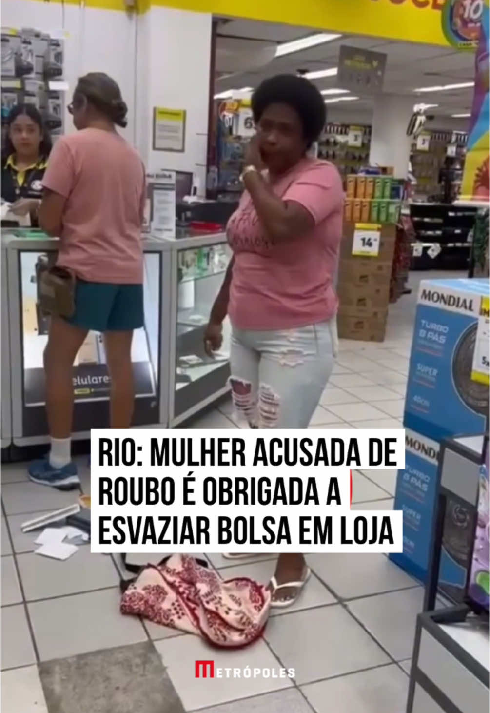 Uma mulher afirmou ter sido acusada de roubo por um #segurança em uma loja da Casa e Vídeo em #Copacabana, na zona sul do #Rio de Janeiro, nessa terça-feira (7/1). Um vídeo compartilhado nas redes sociais pela deputada estadual Renata Souza (PSol) mostra os pertences da mulher espalhados no chão. Sandra Silva de Carvalho relatou ter sido acusada de roubo por um segurança, que, segundo ela, a obrigou a “tirar de dentro da bolsa o que roubou”. “Não preciso roubar nada de ninguém não, eu trabalho. Eu não preciso não. Quem me acusou foi esse cidadão aí, me acusando de roubo. Eu saindo e vira e fala ‘você botou, tira de dentro da bolsa’ o que que eu botei, moço”, diz a mulher em gritos. No vídeo, a mulher aparece com a bolsa no chão e os objetos espalhados, gritando em indignação diante da situação. “Eu fui alí na loja Casa e Vídeo na Figueiredo Magalhães, na Copacabana, fazer um pagamento. Nisso que eu acabei de fazer um pagamento via pix, eu desisti de comprar uma Coca-Cola. Eu dei para o rapaz que me atendeu no caixa. Quando eu paguei para sair, o segurança veio: ‘tira o que você roubou de dentro da sua bolsa. Tira, abre a bolsa’. Tirei tudo da minha bolsa”, conta Sandra. No vídeo, a vítima aparece gritando e, em seguida, explica o que aconteceu. “Tinha uma assistente social do meu lado e um jornalista. Ele [jornalista] virou para mim e falou: ‘Isso é discriminação, né?’. É uma coisa muito abusiva. Porque nós somos de cores, eles acham que nós negros somos ladrões. Então, eu peço justiça”, desabafa Sandra. #tiktoknotícias 