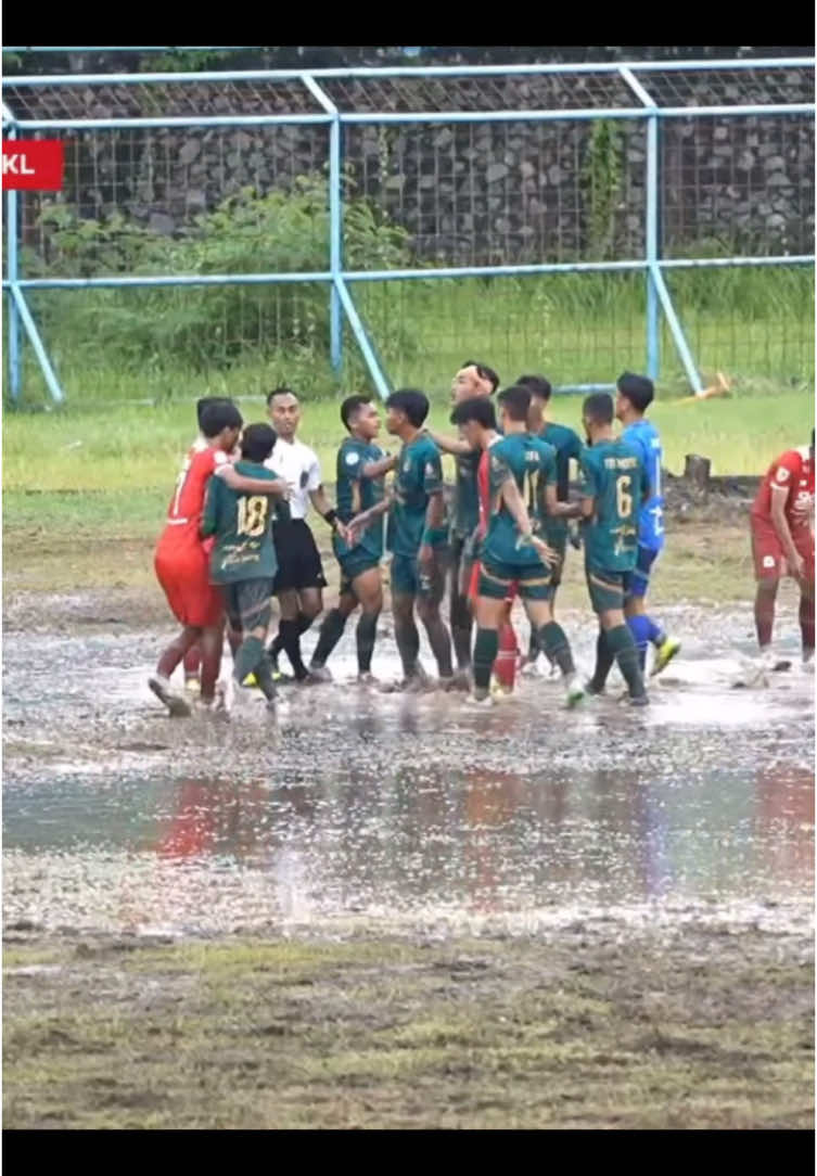 LAPANGAN Menjadi pusat perhatian pada kompetisi Liga 4 Jawa Tengah antara Persak Kebumen vs Persip Pekalongan. Pertandingan berlangsung berat dan kualitas lapangan yang kurang baik #NusaLiga #Liga4 #Liga4Jateng