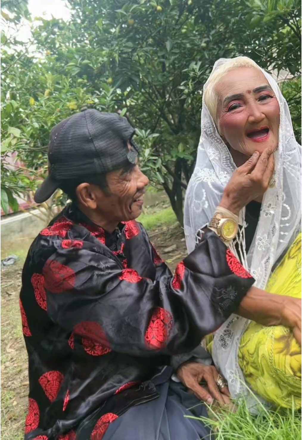 Rahul dan Tina lagi makan @Reddog dibawah pohon jeruk kasturi🥰🥰🥰 #reddog #selvinekkeles #nenekkeles #nekkeles 