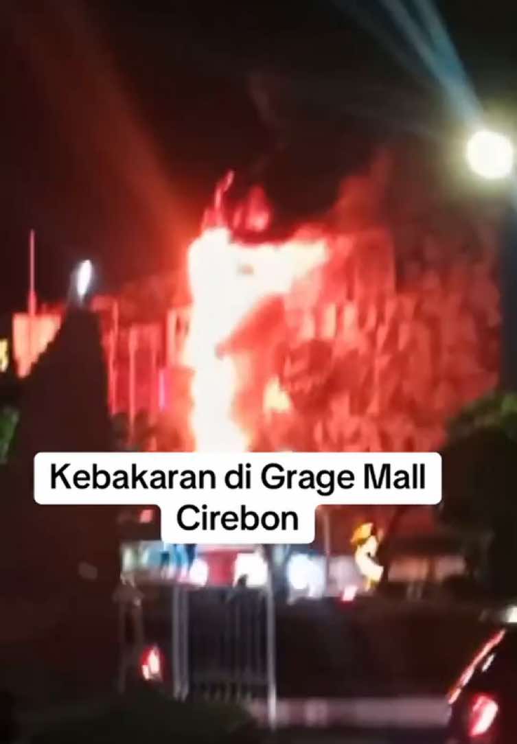 Terjadi kebakaran di Grage Mall Cirebon pada, Rabu 8 Januari 2025 malam. Sampai video ini tayang, masih belum diketahui penyebab kebakaran tersebut. #cirebontrend #cirebontrendid #cirebon #kebakaran #gragemallcirebon 