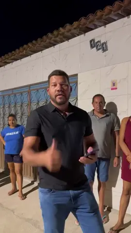 Fui fazer uma visita a amigos na cidade de São Bento do Una, os populares descobriram a minha presença na cidade e me pediram socorro em relação a algumas ruas do bairro Santo Afonso, que a mais de 6 meses não chega água, porém, sempre chegou água nesse bairro e nessa rua. Peço encarecidamente ao governo do estado, a Compesa e ao presidente da Compesa, pois se não, eu irei voltar a fazer fiscalizações pesadas e duras em São Bento do Una.