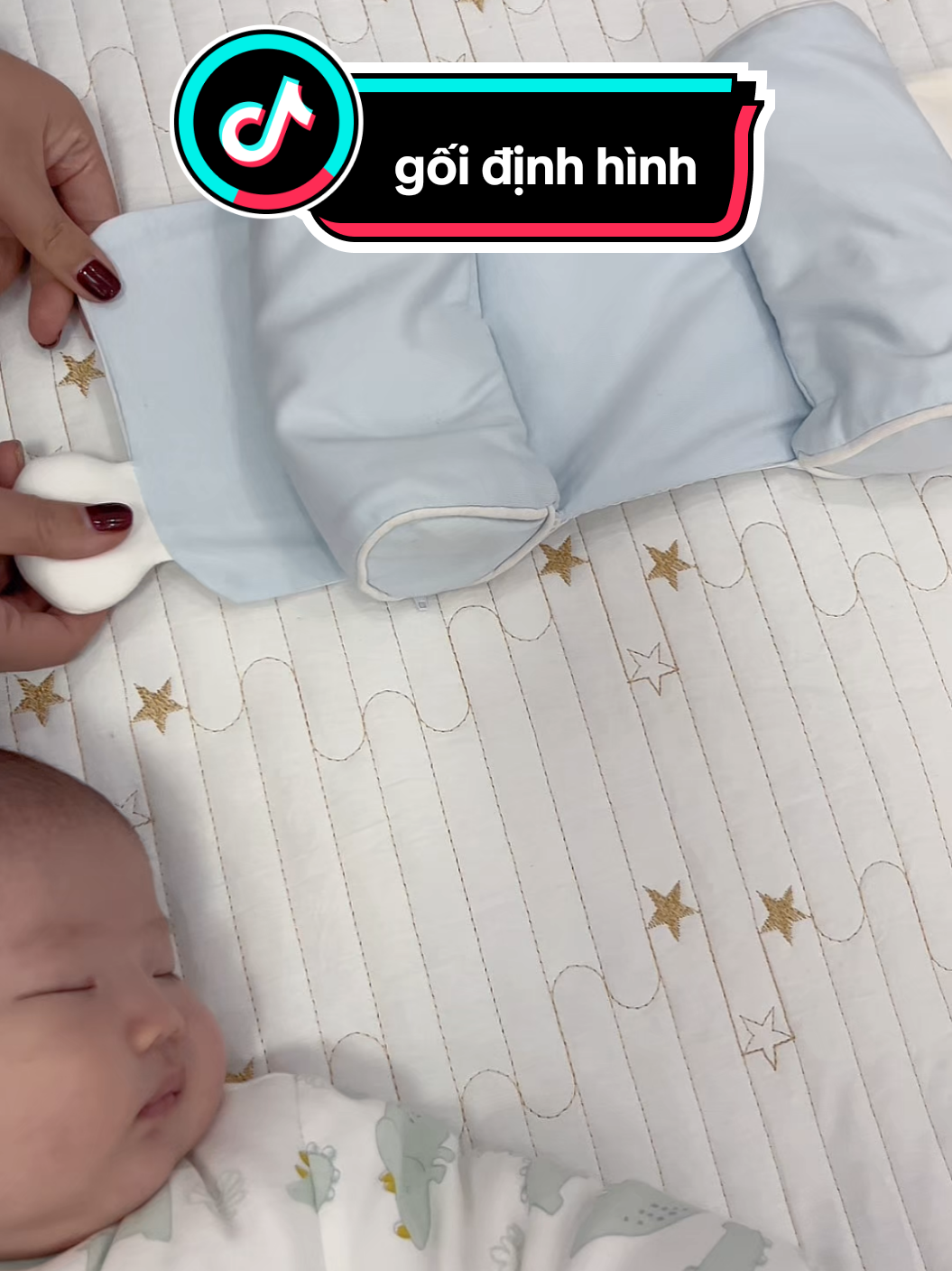 Gối định hình đầu cho bé#mebimsua #mevabe #xuhuong #yeucon #baby #nuoicon #chamcon #reviewmevabe 