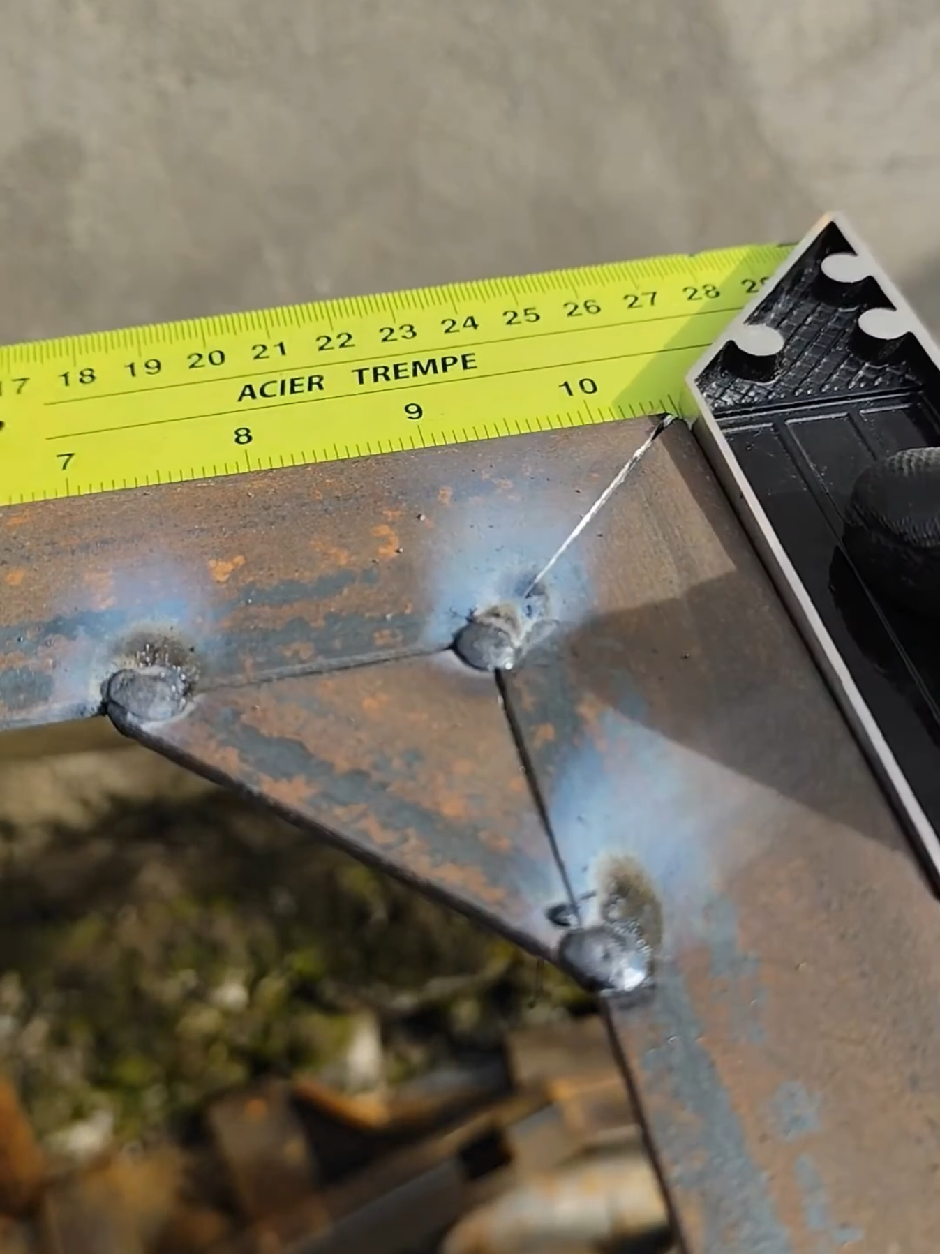 Why do we rarely tell you about the welding technique for forming 90 degree angle iron. #weldingcreativetools #perfectweld #tipsandtricks #fabrication #professional #howtoweld #weldingtiktok #diyproject #weldingart #cuttingskills #technique #beginnerwelder #amazing #welding #ideas #fyp #technique 