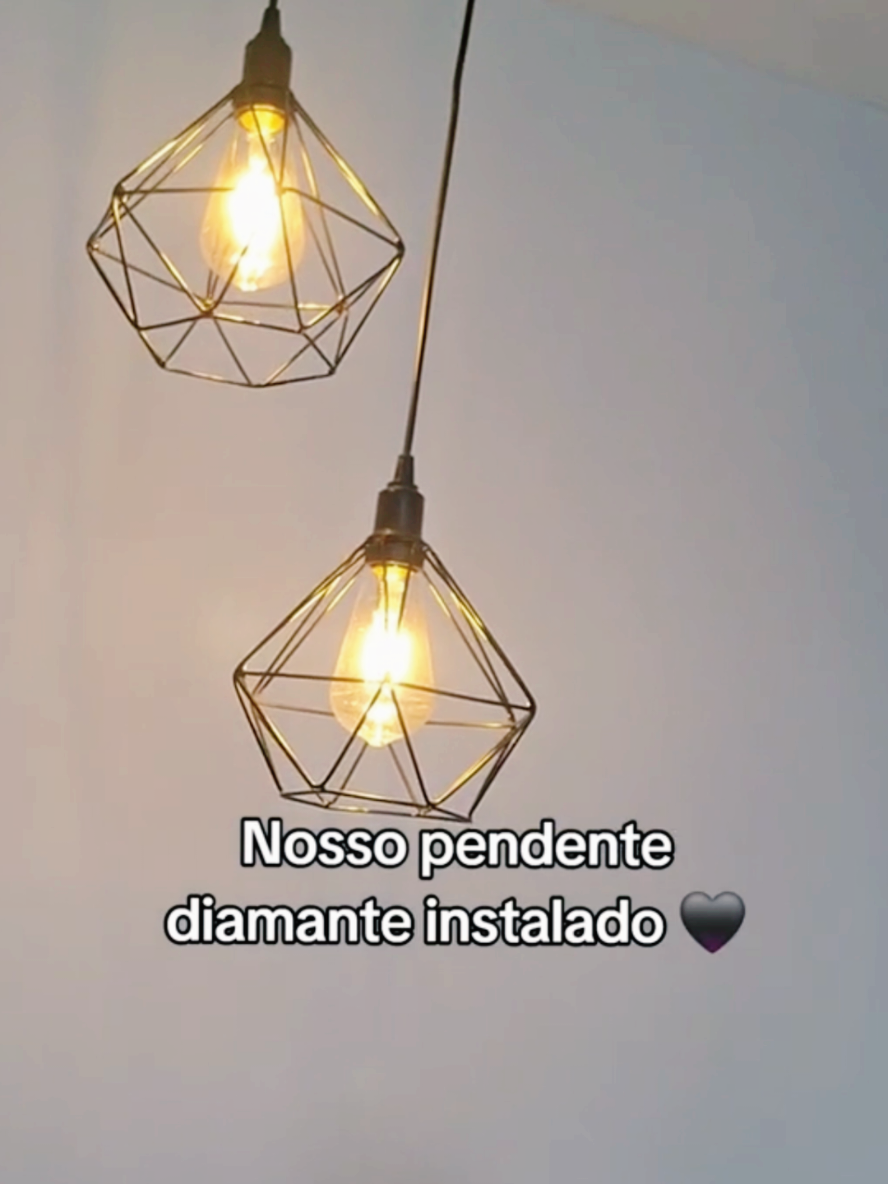 Pendentes aramados Pendentes Aramados: Iluminação Elegante! 💡 Decore seu espaço com#utilidades #achadosshopee #shopee  estilo! 🏠 Características: Design e Funcionalidade 1. Pendente aramado para decoração 2. Luz cênica sobre mesas e bancadas 3. Design agradável e moderno 4. Lâmpadas visíveis Instalação Fácil 1. Compatível com tetos de laje, PVC, gesso ou madeira 2. Instalação simples e rápida Vantagens 1. Adiciona elegância ao ambiente 2. Cria ambientes acolhedores 3. Detalhe decorativo sofisticado Apenas R$ 50,33 Link nos comentários 👉🏻