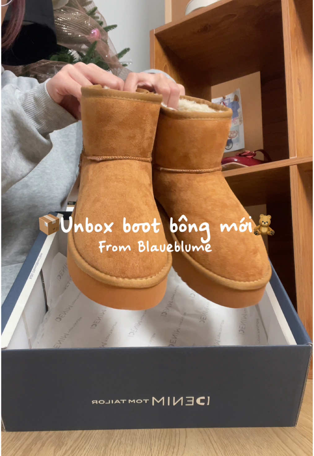 📦Unbox boot bông mới🧸 🥰Sau bao nhiêu ngày ấp ủ thì nay mình lên clip unbox em boot bông mới về siêu hot hit của nhà Blaueblume nhaaa🥰 🍊Ưng lắm các nàng ơi... Form giày chắc chắn, bông dày ấm áp, chống chịu mọi cái rét luôn í. Các nàng nhìn tui lộn mặt trong em nó ra thì hiểu liền nè! 🐑Lông dày, chắc tay nhưng tổng thể mang lên chân ko hề bí bách khó chịu, chuẩn style mấy chị Châu Âu, mang đi tuyết vô tư ạ❄️ 🧺Giá em này thì quá trời hạt dẻ, chỉ 250xu thôi, các nàng chốt lẹ để kịp đón Tết ạ🎏 _____________ Video quay bởi Blaueblume #blaueblume #blaueblumevn #giaycuathoidaimoi #giaydepnu #giayboot #giaybootnu #boot #boots #bootbong #bootbonglotlong #bootcaoco #giaydituyet 