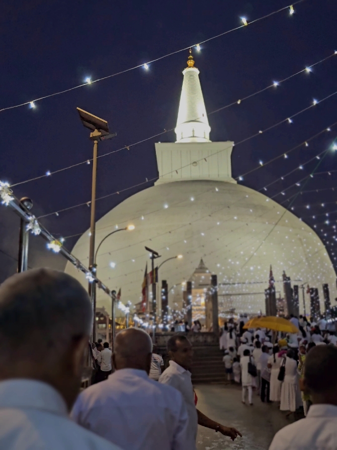 Night view at Ruwanweli maha seya,  Anuradhapura......... 🌙🙏🍃 . . . #anuradhapura #anuradhapura_sri_lanka🇱🇰 #ruwanweliseya❤️☸️🙏 #cinematic #night #nightvibes #cspage #foryou #viral #trending #fyp @ᥫ᭡፝֟፝֟👸🏼c𝚑𝖚𝒕¡༄🇮🇹🕊️ 