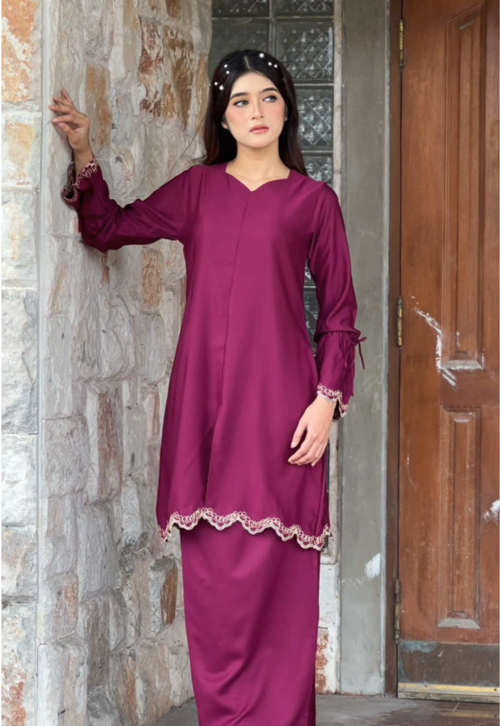 Traditional meet modern touch. Warna Burgundy ni sangat classy untuk dipadankan dipagi raya.  #kurungsulam #bajuraya #bajukurung #raya2025 