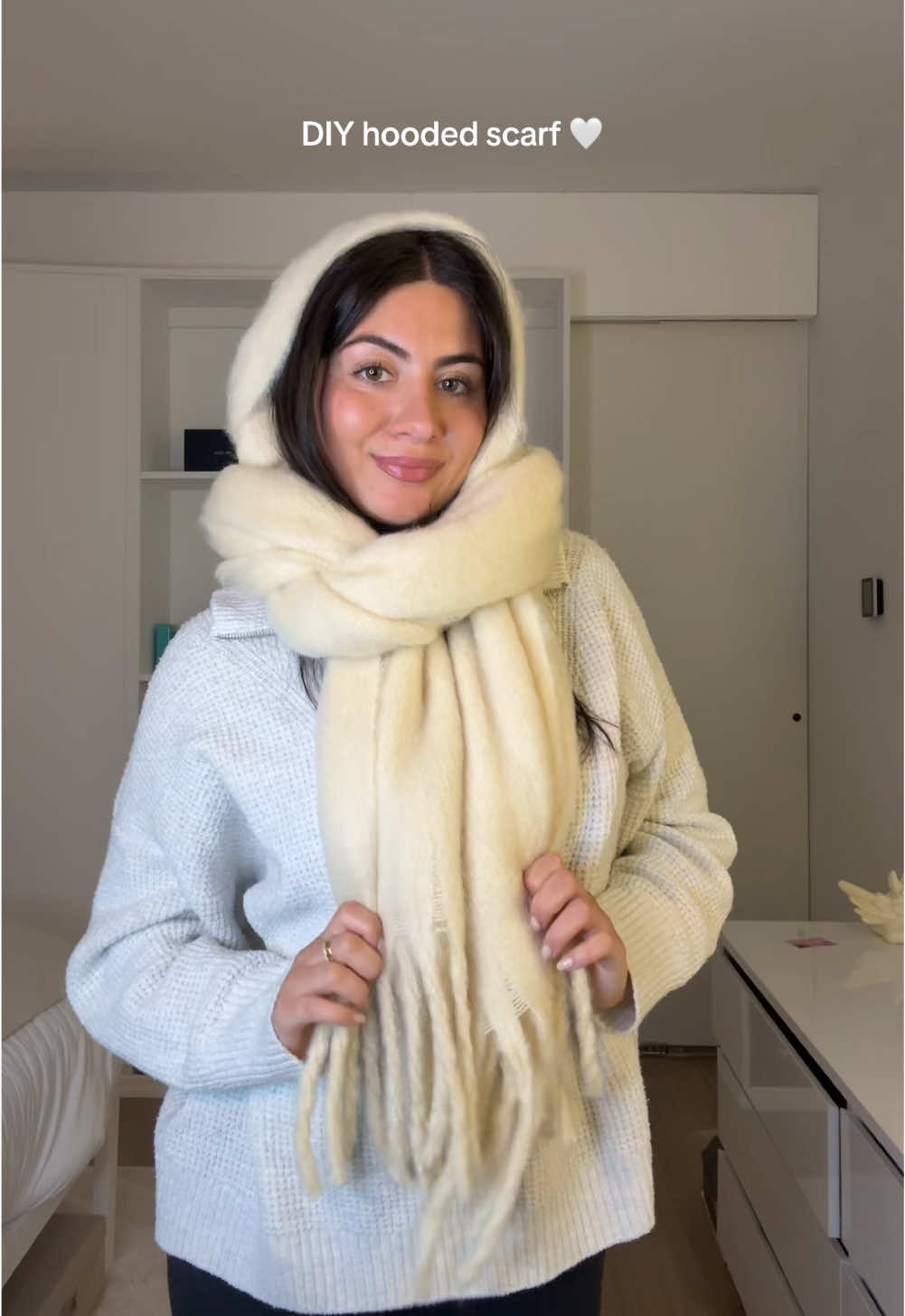 The coziest scarf ever 🤍 #hoodedscarf #scarftutorial #tiktokshopfinds #scarfstyles 