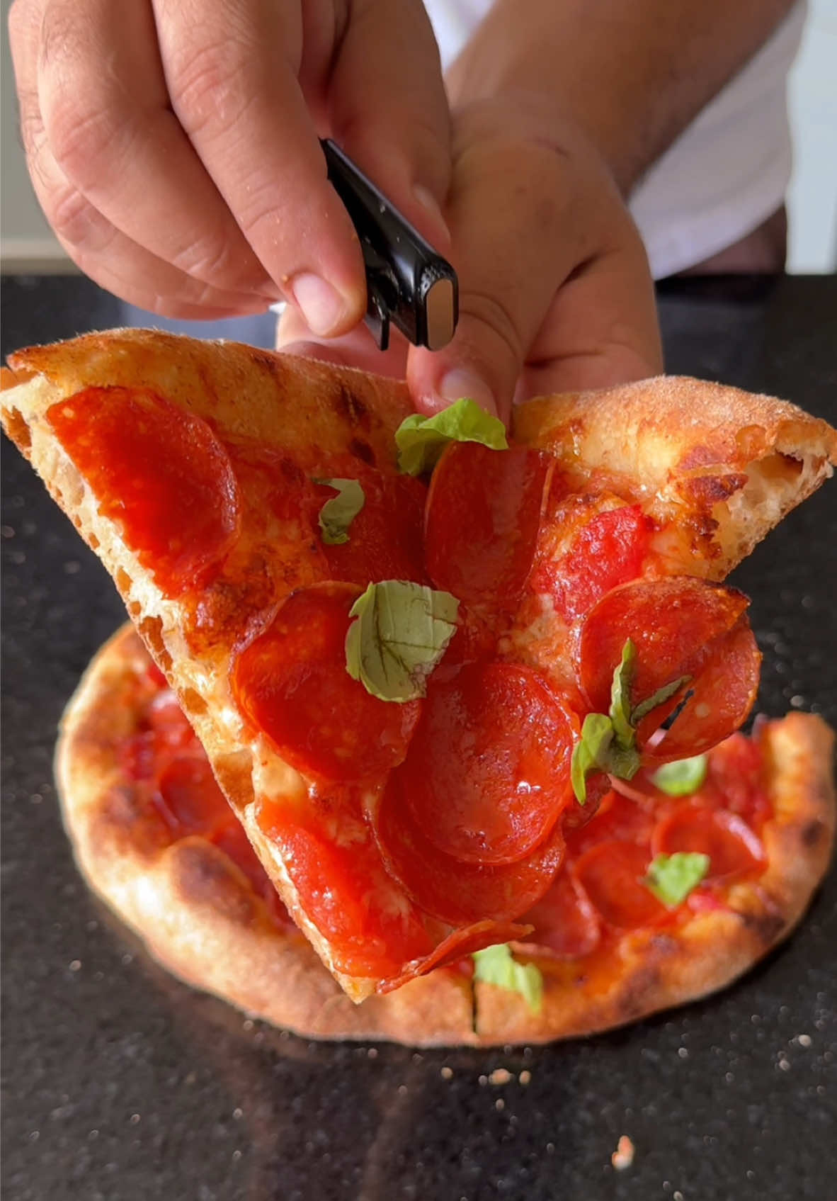 🗽 Pizza New York style feita em casa 😱 É isso mesmo, essa pizza foi assada no forno de casa e a massa feita à mão. 💨 24h de fermentação  👉 RECEITA da massa no video de ontem (7-12-25) 🪨 Coloque uma pedra sabão, chapa de ferro ou até uma peça de cerâmica no forno e pré aqueça na temperatura máxima por 30 min. 🍅 Use mozzarella por baixo e molho por cima para não saturar no forno.  🔥 Asse por 10-12 min ou até dourar.  . . . #pizza #pizzaria #pizzadelivery #pizzariadelivery #pepperoni #CapCut 