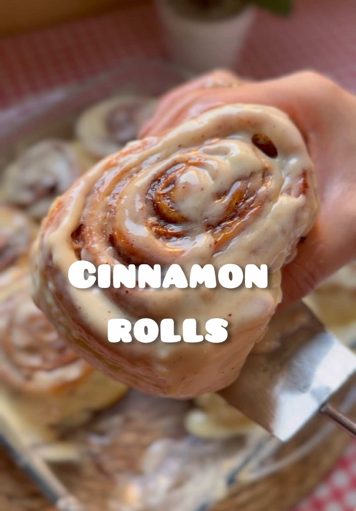 Cinnamon rolls 🤤😍 المقادير:- ٢ بيضة ١ باكيت ڤانيليا  ١ كوب لبن ٣ معالق كبيره سكر  ١ باكيت خميرة فورية ٤ كوب دقيق رشة ملح ٦ معالق كبار زيدة نسيب العجينة تتخمر حوالي ساعتين . خليط الحشوة :- ١ كوب سكر بودر ٢ معلقة كبيرة قرفة  ١ معلقة كبيرة كاكاو خام  جليز الجبنة :- ١ الا ربع كوب سكر بودر ٢ مكعب زبدة  ١٠ مثلثات جبنة كريمي ١ باكيت ڤانيليا ٣ معالق كبار لبن  التسوية: لازم نسيب السينابون يخمر تاني حوالي نص ساعة قبل السوا. بندخله على فرن سخن درجة حرارة ١٨٠ في الرف الي ف النص و بنشغل من تحت بس ، بيقعد حوالي ٢٥ دقيقة و ممكن نحتاج نشغله الشواية ف الاخر . اول ما يطلع على طول بننزل عليه الصوص بتاعه عشان يتشربه كويس وبيخلي الطعم اغنى😍 وبس كدة جربوه وبجد هيعجبكم اوي😍مستنية رأيكم😍