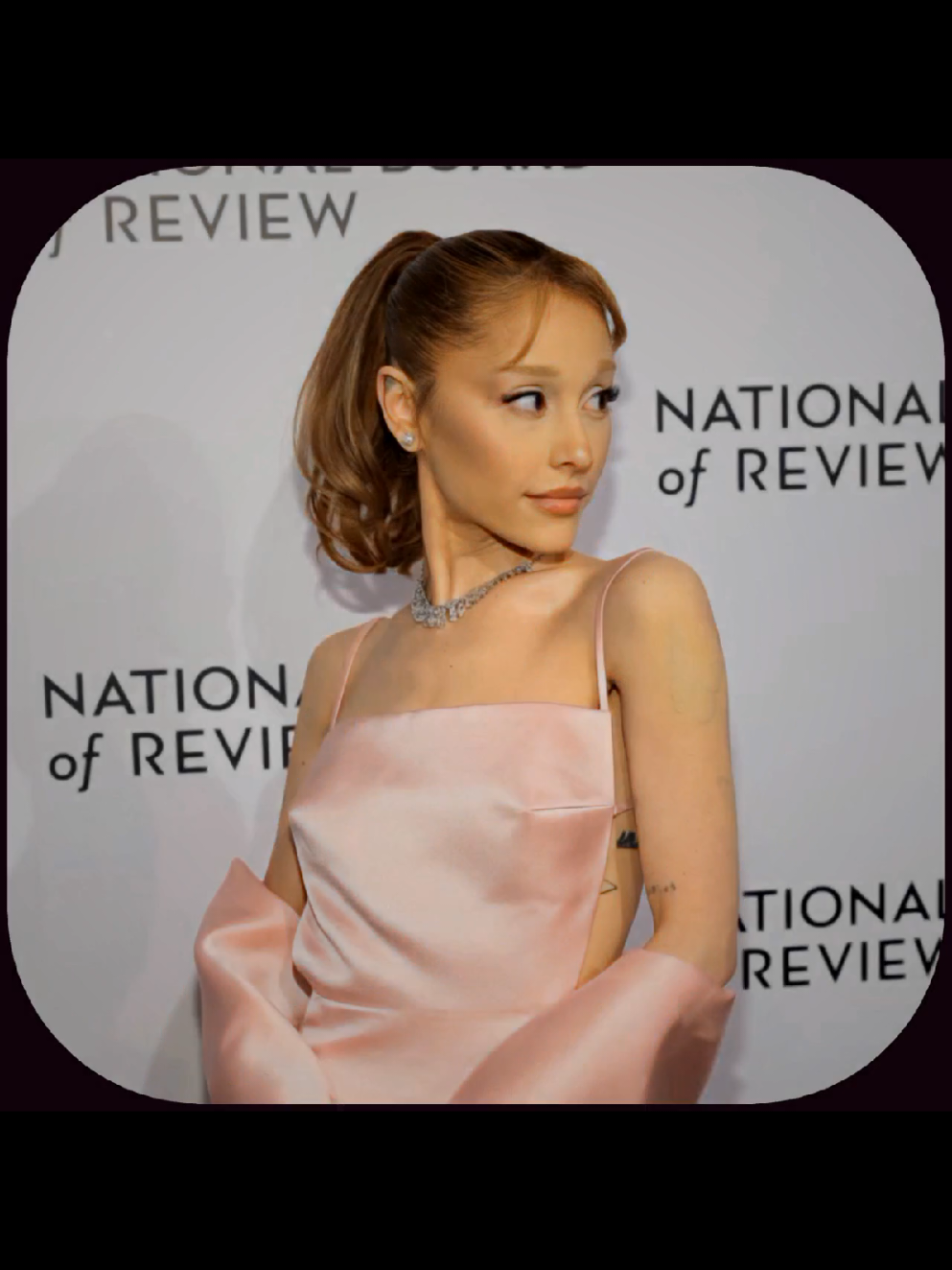 ariana was the prettiest last night, she's so beautiful 🩷 — @arianagrande @r.e.m. beauty #arianagrande #wickedthemusical #wicked #redcarpet #glindathegoodwitch #glinda #arianagrandeedit #arianagrandeedits #arianagrandebutera #nationalboardofreview 