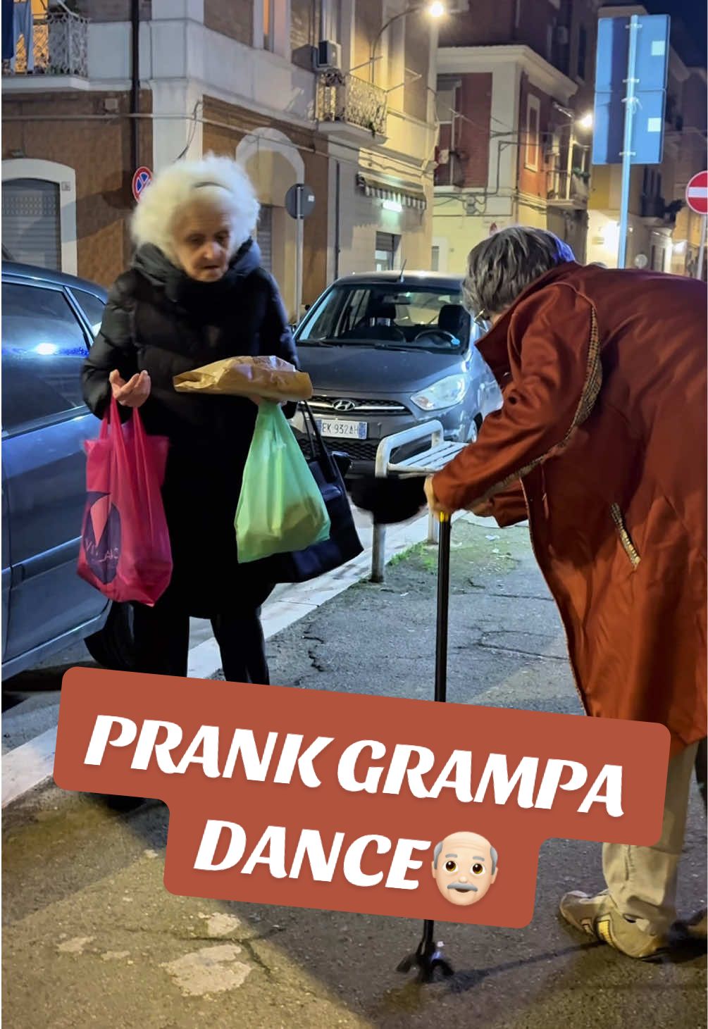 PRANK NONNO BALLERINO👴🏻. #prankwars #grandma #ballerina #nonno #dancetutorial #street #nonnaenipote #reaction #trap #tranding #fyp 