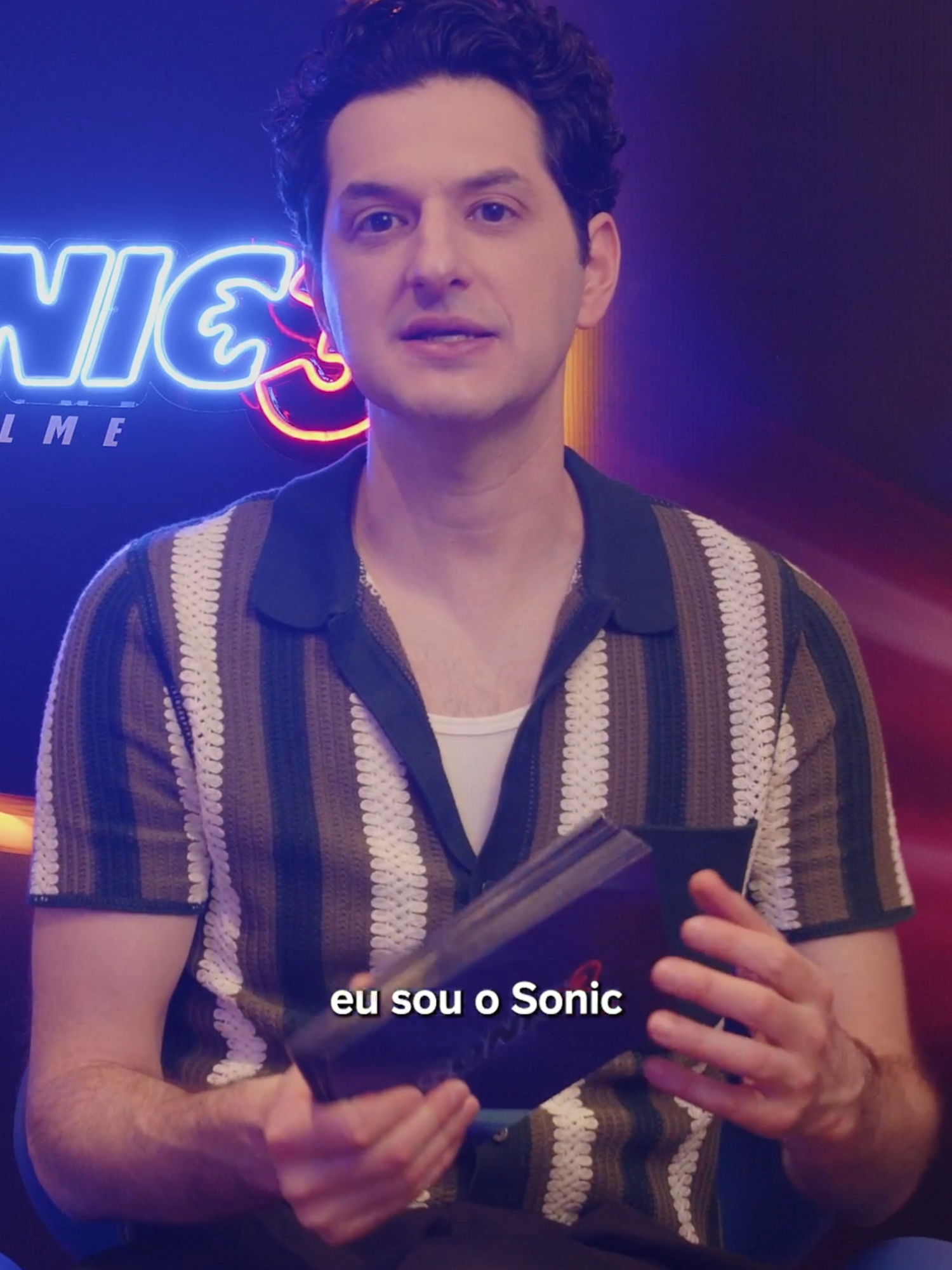 Será que Ben Schwartz, James Marsden e Tika Sumpter manjam de expressões de brasileiras? 🗣️🇧🇷 O elenco de #Sonic3OFilme aceitou esse desafio ouriçado e botou o português pra jogo aqui! Garanta o seu ingresso e assista ao novo filme do Sonic hoje nos cinemas! 💙