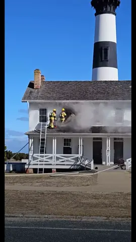 Here is a brief video taken yesterday during the Bodie Island Lighthouse Keepers fire. This is not my video it was sent to me from a Kelly Calhoun to share. #wessnyderphotography #bodieislandlighthousefire #outerbanks #bodieislandlighthouse #obxlife 