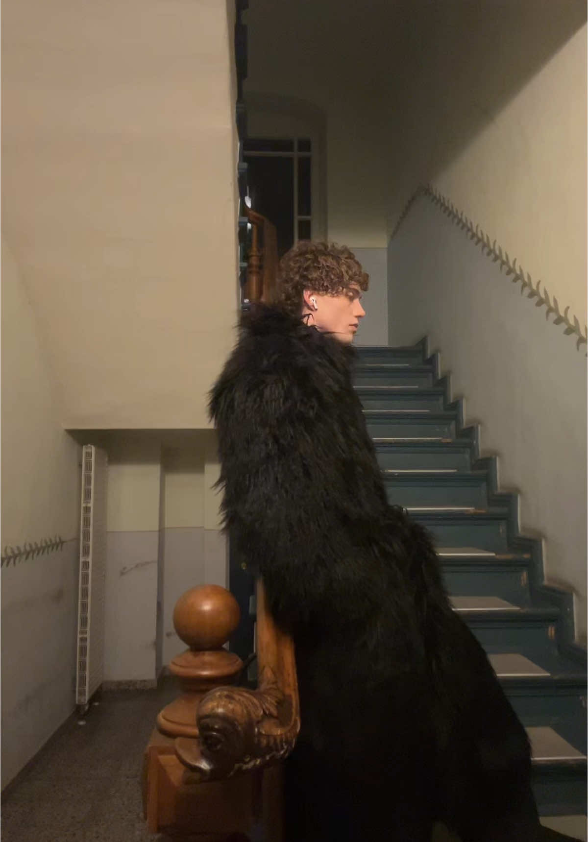 (fur)coat buttoned to THE TOP omw to watch nosferatu 🫃