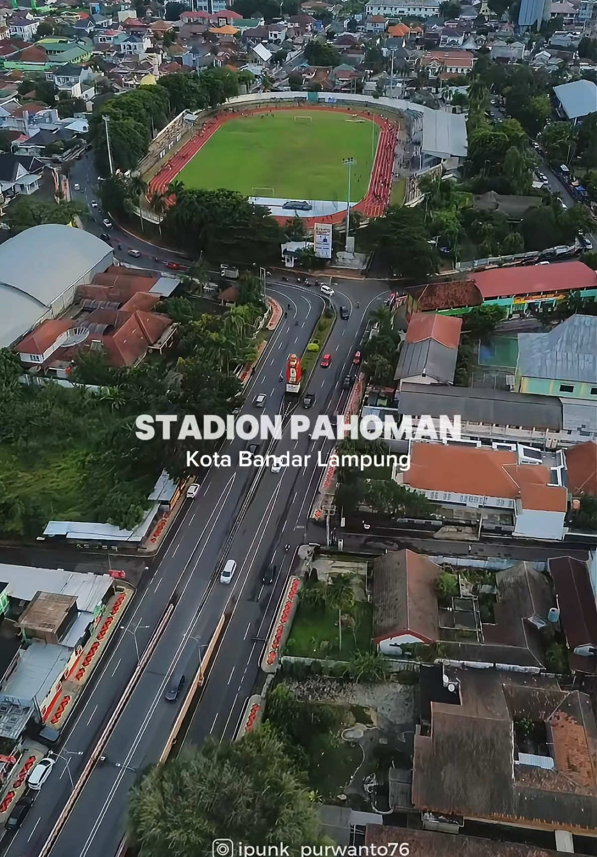 Pengen joging di Stadion Pahoman, malah ketemu sate legendaris didekat jembatan layang, Sate Matraji, tepatnya di jalan Enggal Pahoman. Yuk lah gas… 📍Stadion Pahoman Bandar Lampung #aerial #video #drone #djimini3 #jalanjalan #bandarlampung #satematraji #bismillahfyp #fyp @nurmawati @Teman langit @Amaliya Sabana @Kelampung Geh @Healing Lampung @gemss @🍓 @barangberkualitas27 