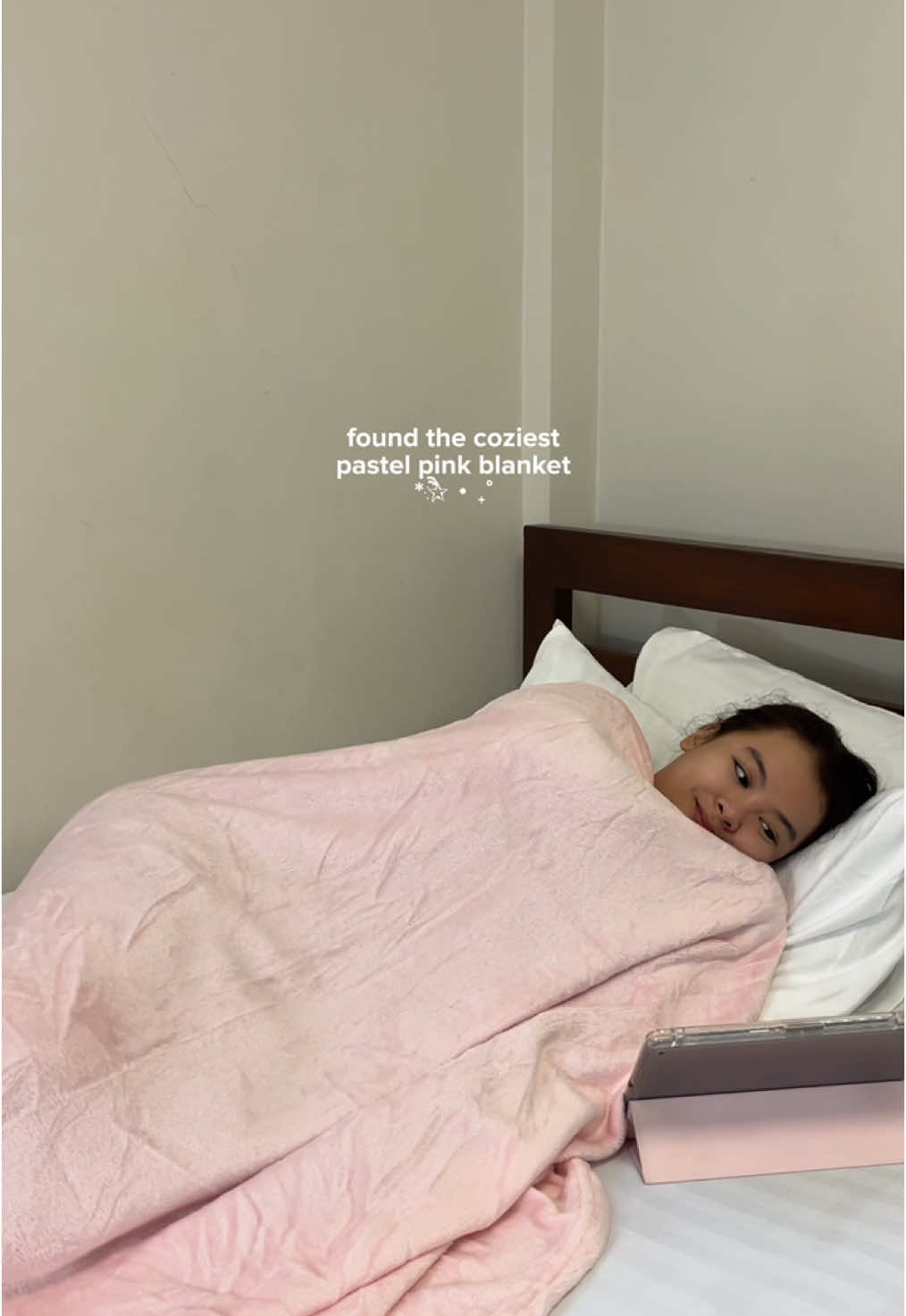 you deserve to buy this blanket too! super affordable lang! 💗 #blanket #pinkblanket #aestheticblanket #cozyblanket #pastelblanket #microfiberblanket #roomessentials #bedmakeover 