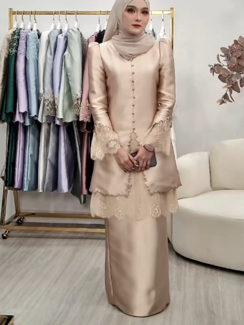 EVELIN KURUNG JLABELLA. baju kurung kebaya labuh by Jlabella Evelin Kurung in Gold cantik mcm yang Dee pakai.  #jlabellaatelier #evelinkurungjlabella #bajukurung #kurungmodern #bajuraya2025 #bajutunang #jlabella 