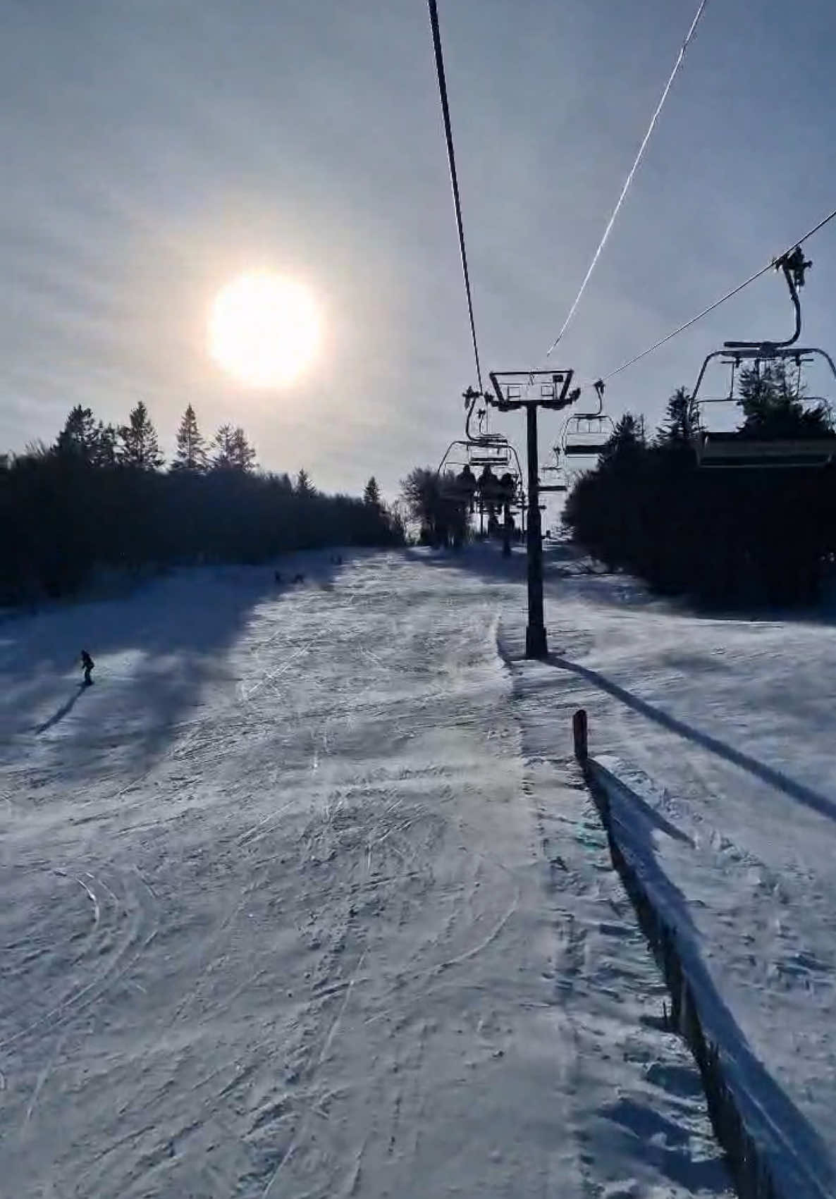 “Entre ciel et terre : le téléphérique pour rêver, la luge électrique pour vibrer 🚀❄️💨  #aventureinoubliable #alsace #skiing #hiver2025 #bresse #ski #luge #neige 