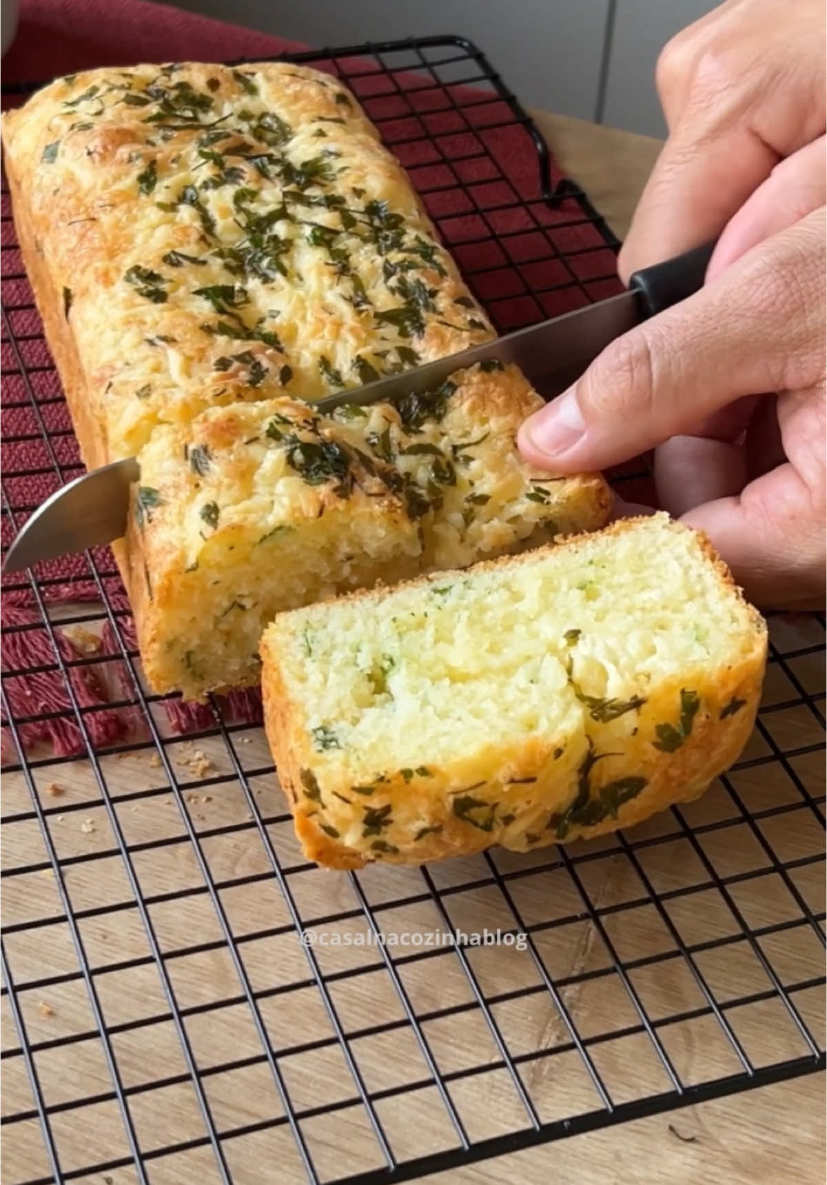 Pão de tapioca sem glúten  🍞 Ingredientes  2 ovos 1 xícara de amido de milho  1 xícara de tapioca (hidratada) 100ml de leite  30ml de óleo  1 colher de café de sal Muçarela e salsinha a gosto 1 colher de sopa de fermento em pó  🍞Modo de preparo  Em uma tigela bata os ovos, acrescente a tapioca , o leite , o amido o óleo, misturando sempre, coloque o sal o queijo e a salsinha, finalize com o fermento em pó  Em uma forma untada com desmoldante ou margarina despeje a massa e por cima acrescente queijo e salsinha a gosto Leve para assar em forno pré aquecido a 180°C por 35-40 minutos, ou até dourar. 