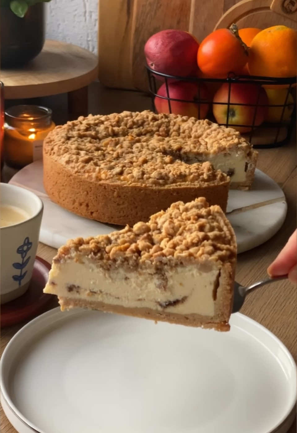 Cinnamon Roll Cheesecake 😍 Der knusprige Crumble passt so gut zur cremigen Zimt- und Cheesecakefüllung 😋 Zutaten: Für den Boden: 150 g Butter 4 EL Zucker ½ TL Backpulver 1 Ei 270g  Mehl 1 TL Zimt Für die Cheesecake-Füllung: 500 g Quark  3 Eier 1 Päckchen Vanillezucker 150 g Zucker 50 ml  Pflanzenöl 200 ml Sahne  3 EL Speisestärke  Für die Zimt-Mischung: 50 g Butter (geschmolzen) 2 EL brauner Zucker  1 TL Zimt 1 gehäufter EL Mehl Zubereitung: Für den Boden: Alle Zutaten in eine Rührschüssel geben und zu einem glatten Teig kneten. Den Teig abdecken und etwa 15 Minuten im Kühlschrank ruhen lassen. Für die Cheesecake-Füllung: Alle Zutaten außer den Eiern gut vermischen. Danach die Eier einzeln hinzufügen und gut unterrühren. Für die Zimt-Mischung: Alle Zutaten zu einer glatten Masse verrühren. Eine Springform (24 cm) mit Backpapier auslegen und die Ränder gut einfetten. Ein Stück Teig (etwa mandarinengroß) beiseitelegen. Den restlichen Teig mit einem Nudelholz ausrollen und in die Form legen. Die Hälfte der Cheesecake-Füllung auf den Boden gießen. Die Hälfte der Zimt-Mischung darauf verteilen und mit einem Zahnstocher leicht einarbeiten. Danach die restliche Cheesecake-Füllung darüber geben und die restliche Zimt-Mischung erneut verteilen, mit einem Zahnstocher leicht vermischen. Den beiseitegelegten Teig mit 2 EL Mehl vermischen und zwischen den Fingern zu Streuseln zerbröseln. Die Streusel über den Cheesecake verteilen. Den Cheesecake im vorgeheizten Backofen bei 175°C (Ober-/Unterhitze) auf der zweituntersten Schiene etwa 50 Minuten backen. Danach die Ofentür öffnen und den Kuchen im Ofen auskühlen lassen. Erst vollständig abgekühlt aus der Form nehmen und servieren. #cinnamon #cheesecake #baking #foryou #keşfet 