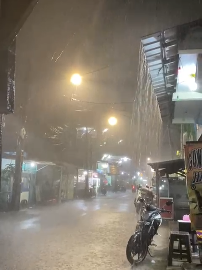 jakarta rain🌧️#moots? #4u #fyp #fypage #priokcity #fypdongggggggg #jakartautara #xyzbca #fyppppppppppppppppppppppp #storywa #vibesmalam #tanjungpriok 