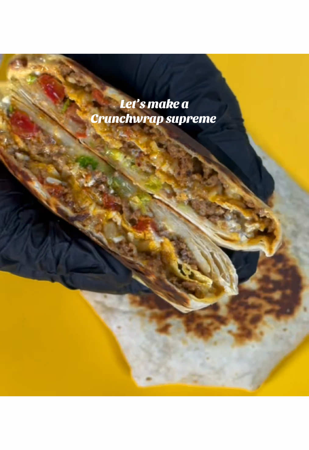 Crunchwrap supreme #cookwithme #cookingtiktok #foryoupage #foryourpage #foodtiktok #foodies #fypシ #fyp #latina #foodies #recetas #crunchwrap #tacotuesday #cooking #paratii 