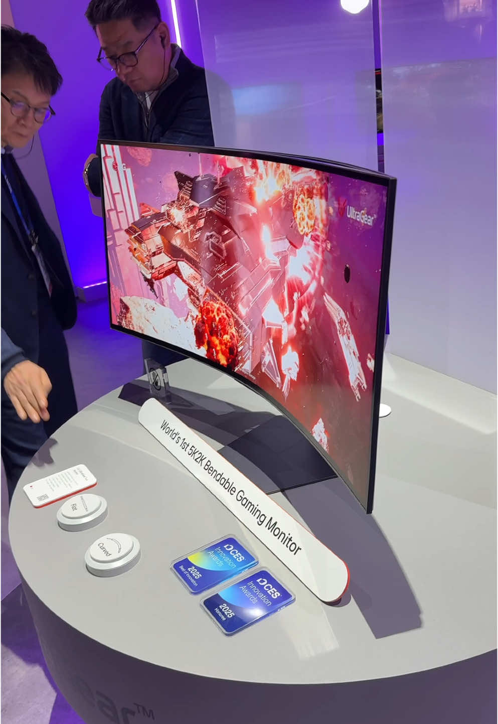 🤯 The World’s first BENDABLE 5K2K Gaming monitor with Dual-Mode!  LG UltraGear OLED Bendable Gaming Monitor can smoothly transition from completely flat to a 900R curvature in SECONDS!  #ces2025 #ces #lg #lgultragear #gaming #tech #monitor #gamingmonitor #curvedmonitor #worldsfirst #bendable @LG UK @LG Electronics USA 