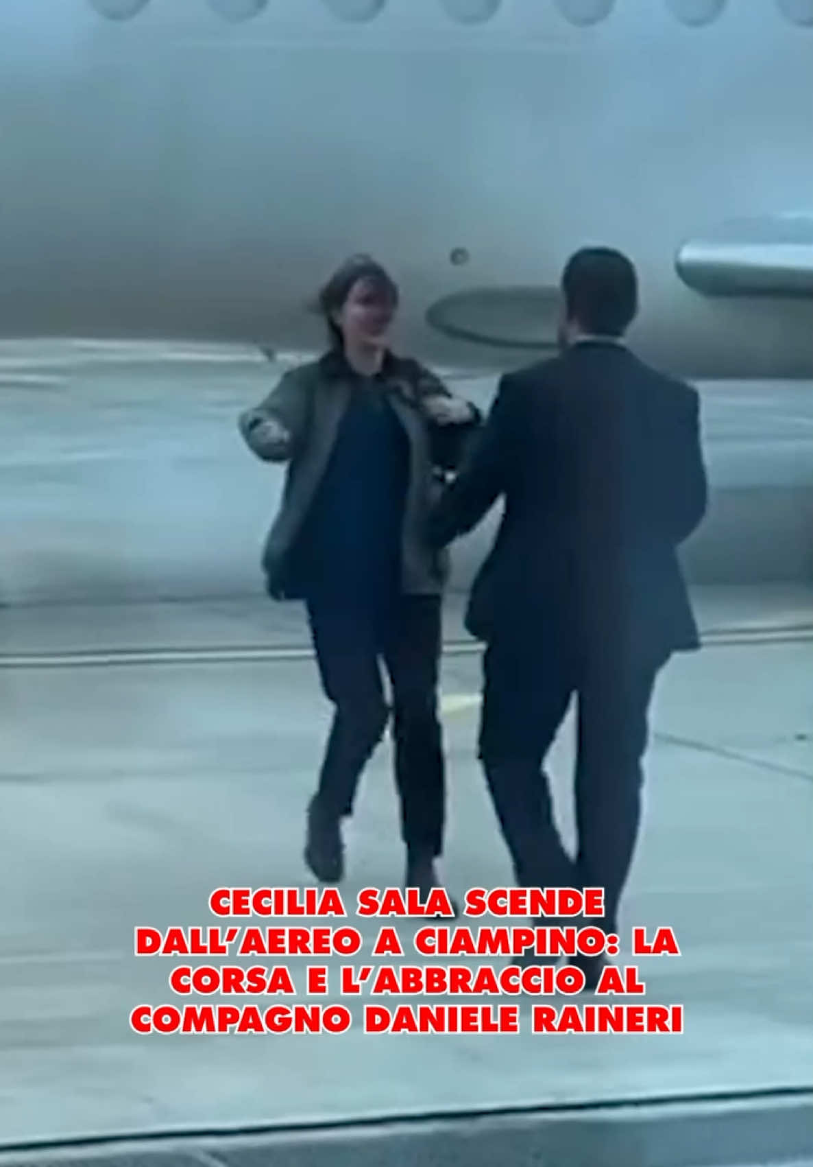 📷 Le prime immagini della giornalista #CeciliaSala mentre scende dall’aereo che dall’Iran l’ha riportata in Italia. Atterrata a Ciampino, è subito corsa ad abbracciare il compagno Daniele Raineri. “Ciao, sono tornata”, ha invece detto con un messaggio vocale ai colleghi di Chora Media 📹 Chora Medi 