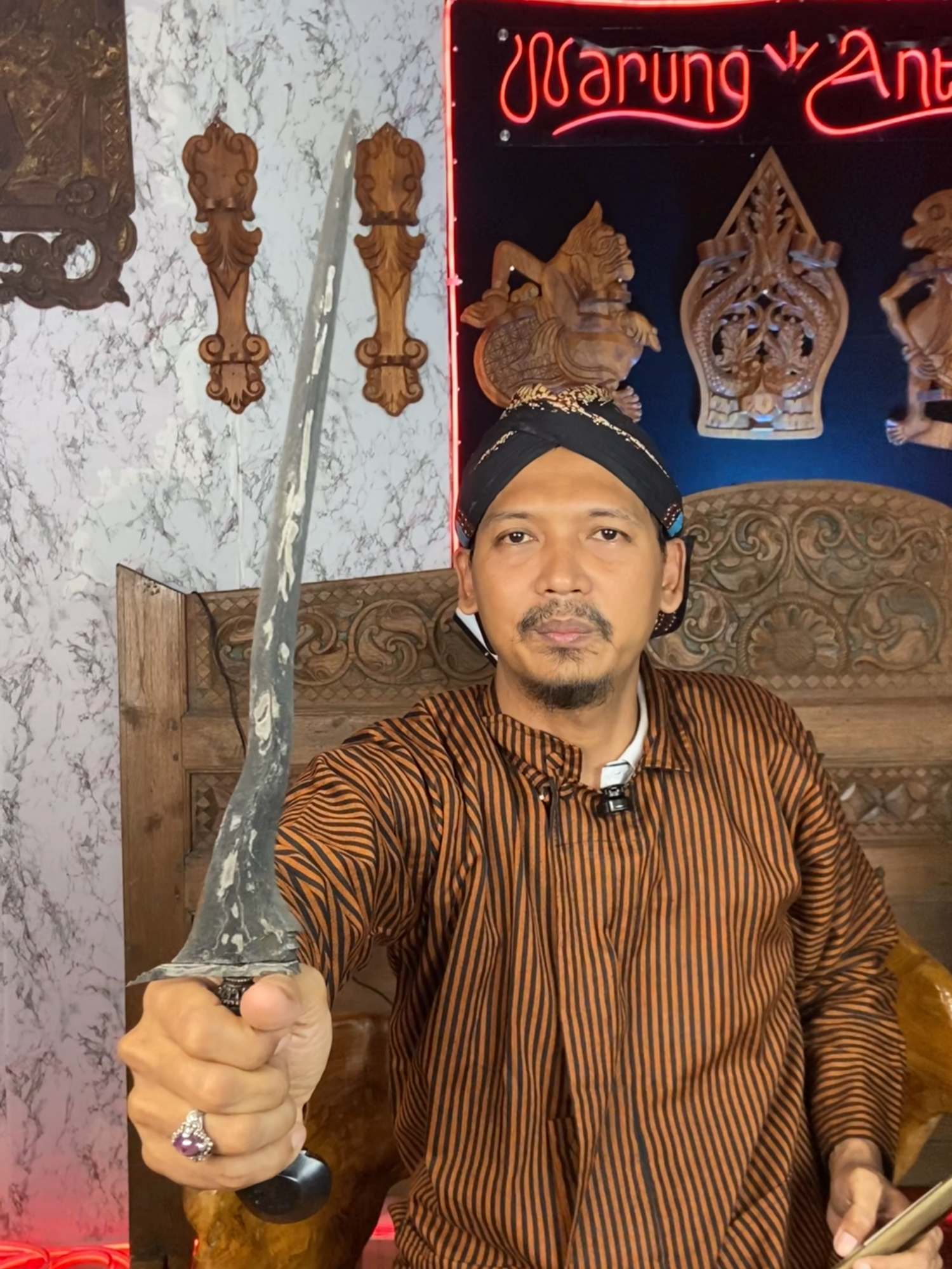 Keris dhapur Jangkung Mangkurat pamor Blarak Sungsang memiliki filosofi kewibawaan... Koleksi Warung Antik... #warungantik #keris #kerispusaka #pusakaindonesia #budaya #budayajawa #kerispusakaindonesia #kerisnusantara #kerismataram #kerisantik #keristuban #kerisraksasa #budayaindonesia #ethnic #pusaka #pusakanusantara #history #etnik #kuno #antik #majapahit #sriwijaya #medang #kerajaanmedang #medangkamulan #bethok #kadga