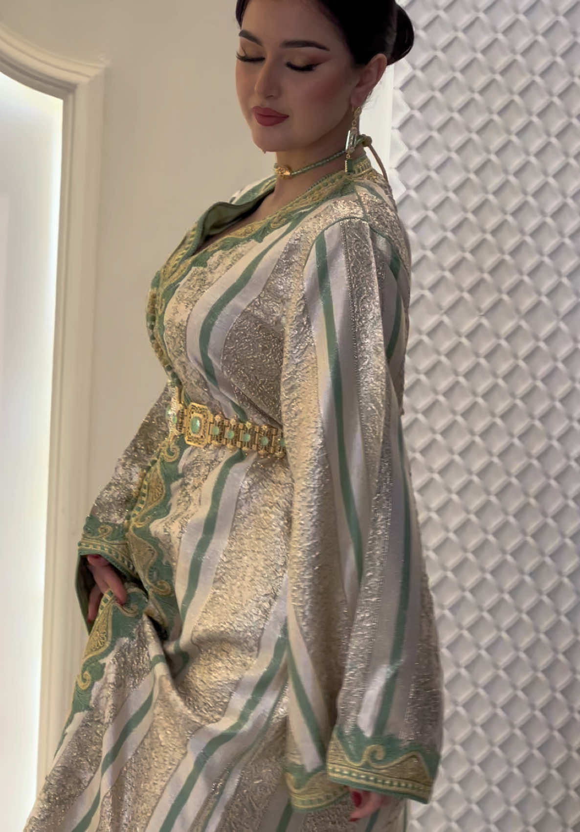 You deserve the best✨ Treat yourself with this gorgeous kaftan. Kaftan Amal - 1pc doble + belt included.  Shop online: www.kaftanelegance.com - Worldwide delivery 🌍 #caftan #caftanmarocain #caftandress #caftanmariage #caftaninspiration #lebsa #jellaba #kaftanelegance #takshita #قفطان #zaynjbel #moroccan 