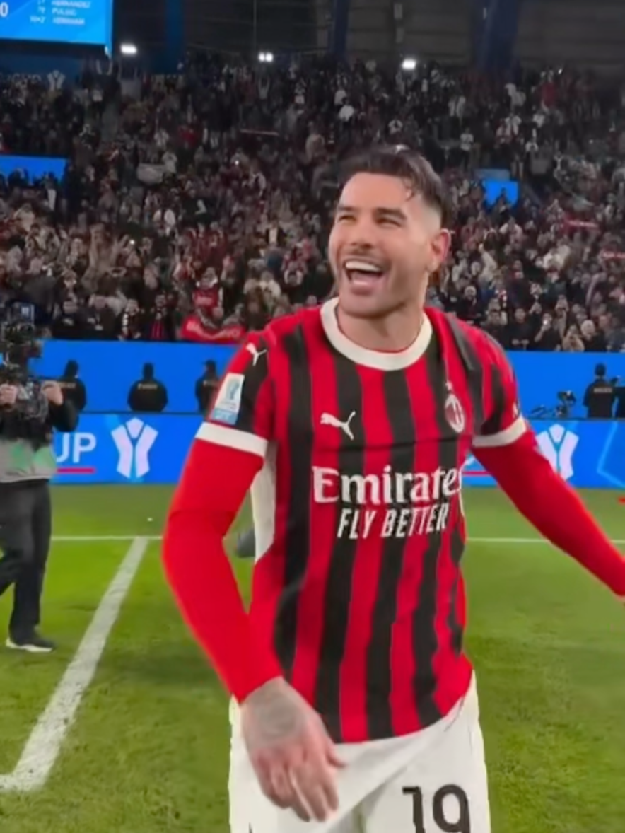 🕺🎉 ¡Theo Hernández es el mejor animador del Milan! 🇮🇹🏆 Ganaron la Supercopa de Italia, se fue a celebrar con la afición y terminó con un baile en la cancha 😆 🎥 @acmilan #ACMilan #SerieA #Italia #futbol #soccer #TheoHernandez