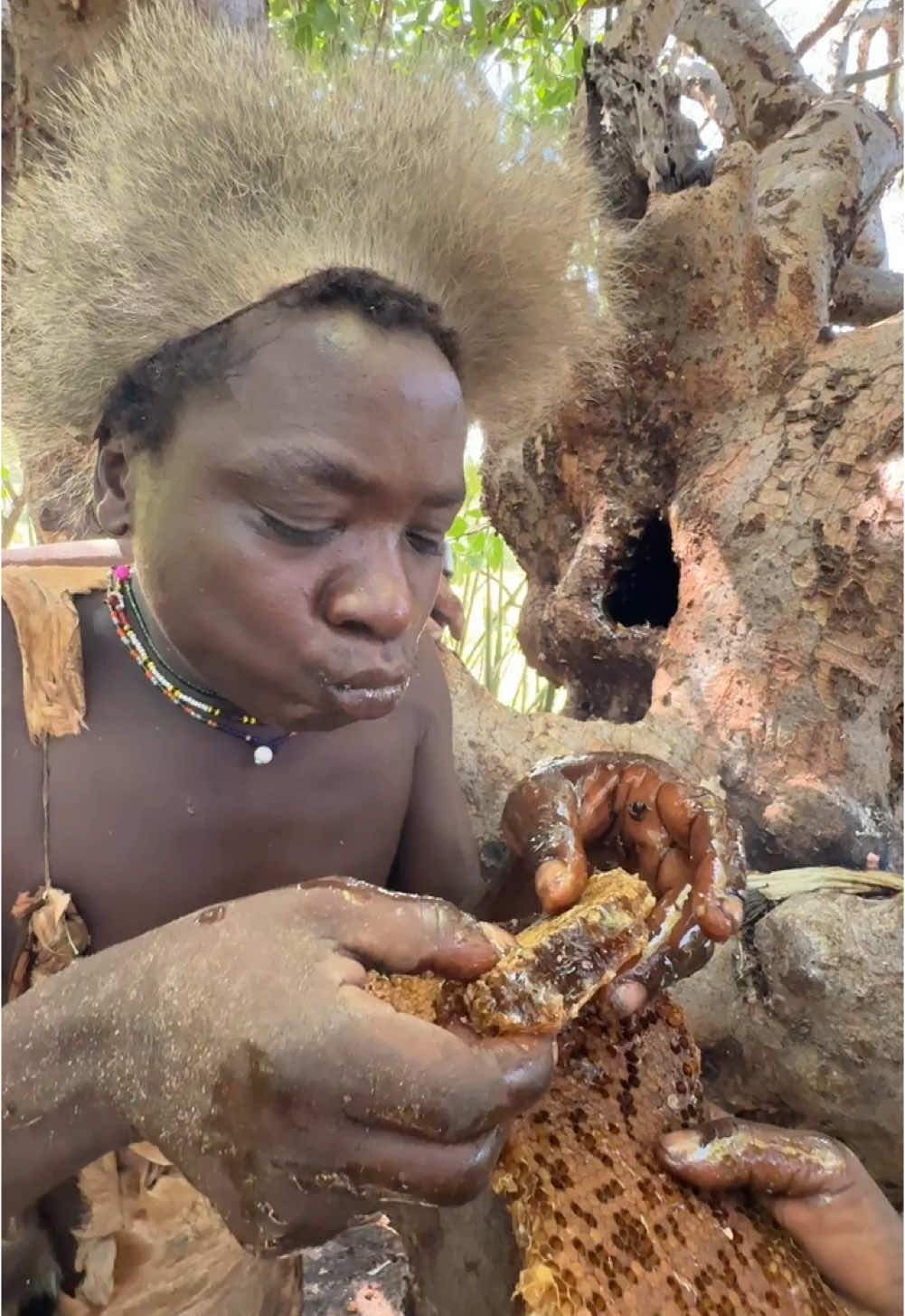 Wow 😮😋🐝 The taste of this Natural honey is So incredible #hadzabetribe #africastories #villagelife #FoodLover #usa🇺🇸 