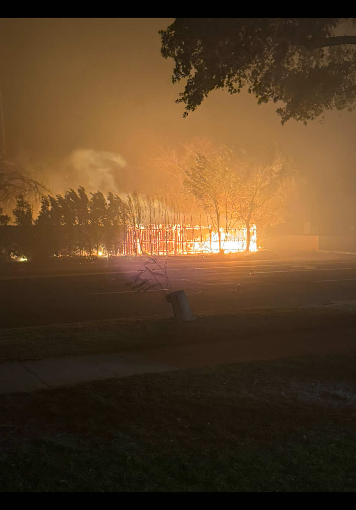 fire in pasadena houses gone, mcdonald’s gone, nursing home gone😔🙏 #dangerous #staysafe #losangeles #wildfire #prayforus 