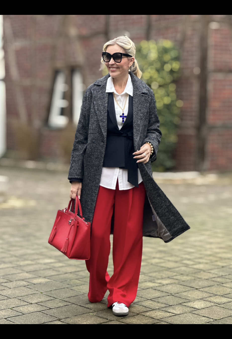 Ich bringe heute etwas Farbe in die tristen Wintertage. Wie findet ihr mein Outfit?  . . . #strickkleid #damenkleid  #langeskleid #knitdress  #weste #veststyle #beigeoutfit  #beigestyle #rotehose #redpants  #redtrousers #widelegpants  #weissebluse #whiteshirt  #blazer #blazerstyle #blazeroutfit  #mantel #wintermantel #damenmantel  #fashionforwomen #damskamoda   #damenmode #fashionblogger_de  #modebloggerin #modeblogger  #frauenmode #modefürfrauen  #fashionaccount #damenkleidung 