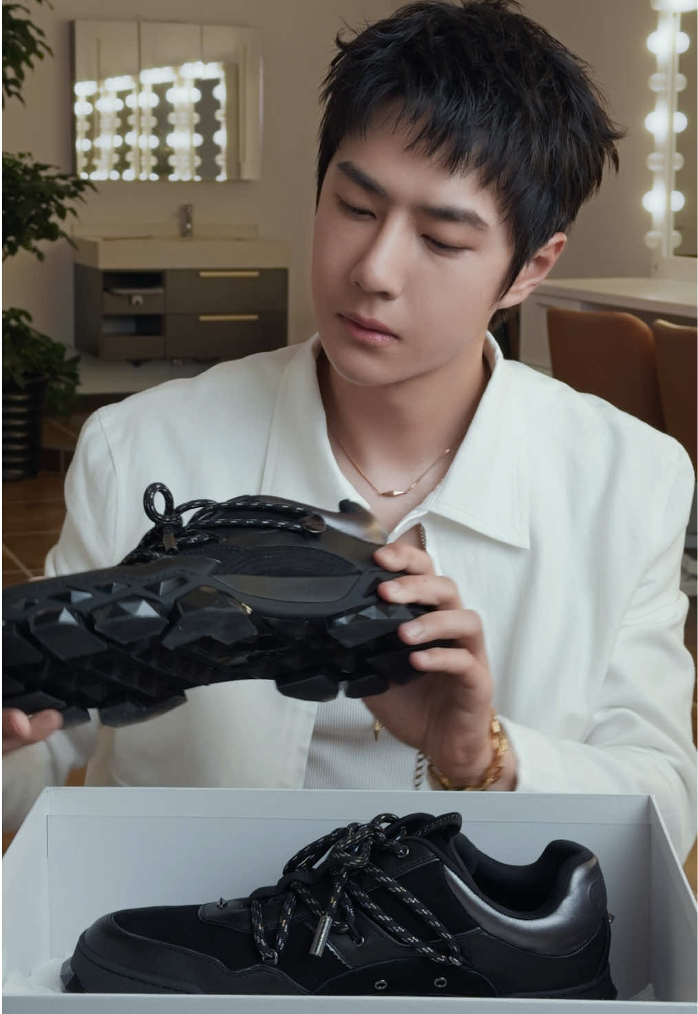 Unbox the Diamond X II with Wang Yibo #JimmyChoo #wangyibo 