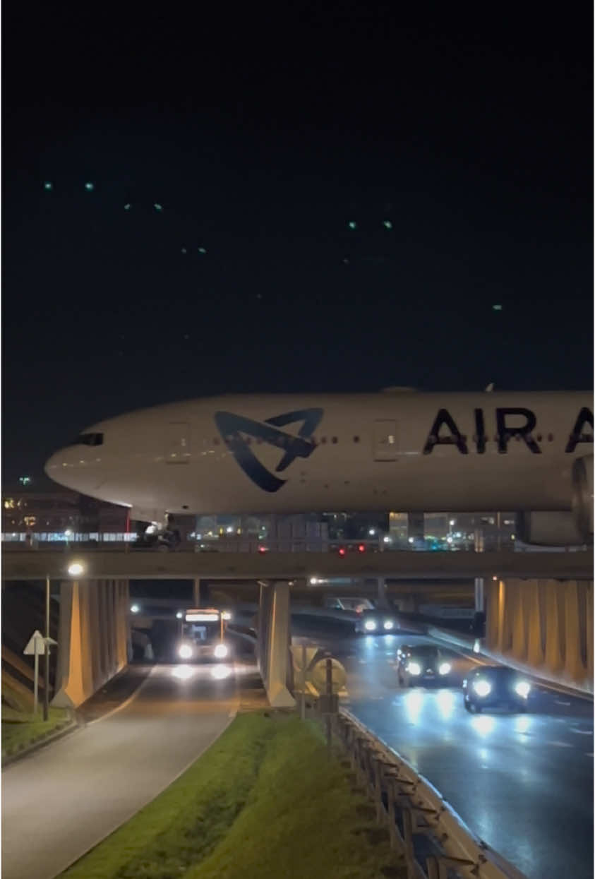 Enjoy your flight to Reunion 🤩🛫🇷🇪 - #boeing #boeing777 #aviation #aviationlovers #aircraft #plane #planelovers #planespotter #planes #planegeek #avgeek #night 