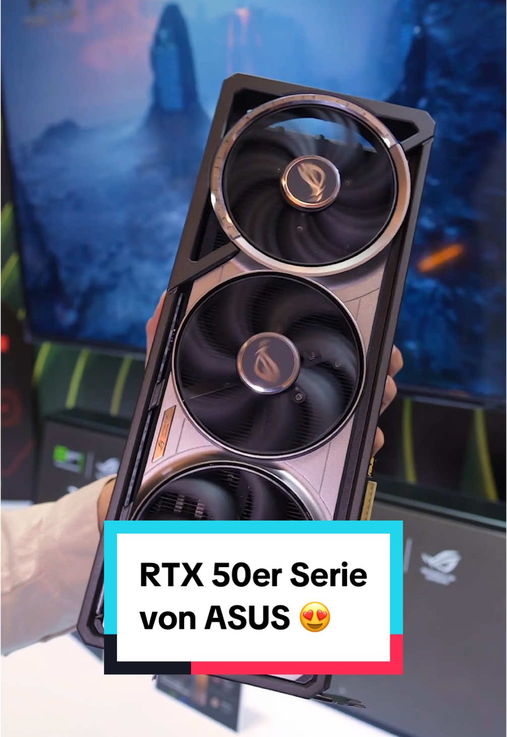 Was. Eine. GRAFIKKARTE! 😵‍💫 Die neue Asus ROG Astral RTX 5090 ist da – und was ist das für ein Brecher! 💪 Mit drei Lüftern vorne, einem zusätzlichen hinten und einem fetten schwarzen Kühlkörper stemmt sie bis zu 575 Watt TDP. ⚡ Dazu gibt es eine dezente RGB-Beleuchtung und den neue Astral-Schriftzug auf der Backplate. Doch auch die schlankere RTX 5070 Ti überzeugt mit ihrem semi-transparentem Look. 🎮 Welche der neuen Asus RTX 50 Karten gefällt euch am besten? 😍 @ASUS ROG DACH  #asus #asusrog #geforce #geforcertx #rtx5090 #rtx5080 #rtx5070ti #nvidia #gaming #gamingpc #pcgaming #ces #ces2025 #technik #tech