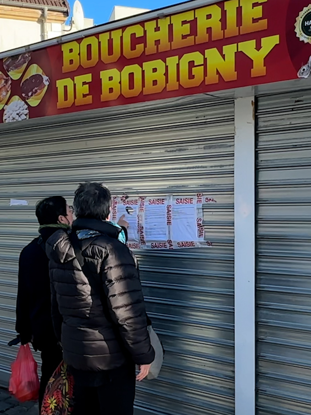 Cette boucherie à Bobigny (Seine-Saint-Denis) a été fermée « jusqu’à nouvel ordre » par un arrêté préfectoral. En cause : de nombreux manquements sanitaires et la présence de viande de sanglier sauvage. L’établissement se disait pourtant « 100% halal ». #halal #bobigny #boucherie #sangliers #sinformertiktok