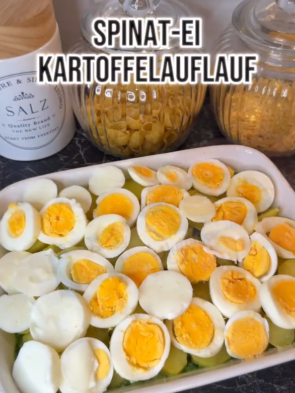 Spinat Ei Kartoffelauflauf 🍳🧀 By @lys.foodlove 👉🏼 pro Portion nur 565 Kalorien & 32g Protein 💥 👉🏼 mit light Cremefine & Käse kannst du optional sogar noch mehr Kalorien sparen 💥 Übrigens: Hast du eigentlich schon regelmäßig Eier in deinen Speiseplan integriert? Falls nicht, solltest du das schleunigst ändern. Das sind nämlich richtig Nährstoffbömbchen! Und ihr Protein kann von unserem Körper besonders gut aufgenommen werden Also speicher dir das Rezept am besten gleich ab ☺️ Nährwerte (pro Portion): 565 Kcal I 28,5g F I 43g KH I 32g P Zutaten (3 Portionen): - 600g Kartoffeln - 6 Eier (Größe M) - 500g Rahmspinat - 150ml Cremefine (15%) - 100g Reibekäse (Vollfett) - Salz, Pfeffer, Prise Muskatnuss Zubereitung: 1. Eier kochen, schälen und in Scheiben schneiden. Die Kartoffeln schälen, in Scheiben schneiden und für 10 Minuten in Salzwasser kochen. Spinat auftauen lassen. 2. Spinat mit einer Prise Muskatnuss würzen, Kartoffeln, Eier darüber geben, salzen & pfeffern, dann mit Cremefine übergießen und dem Reibekäse bestreuen. 3. Den Auflauf für 15 Minuten bei 180 Grad Umluft im Ofen überbacken. #mealprep #mealpreprezepte #kartoffelauflauf #vegetarisch #auflaufrezepte #eier #fitnessfood #feierabendküche #waskocheichheute #fitnessrezepte #gesunderezepte #kalorienarm #kalorienarmerezepte #kalorienzählen #kaloriendefizit #abnehmen #morenutrition #wwdeutschland #rezeptideen