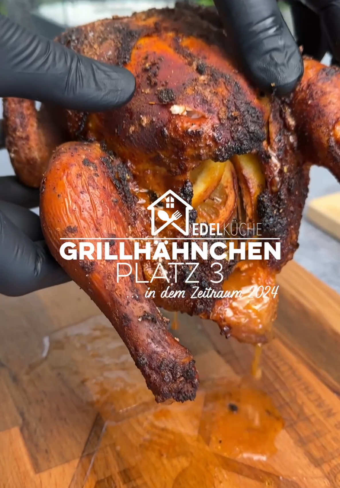 Grillhähnchen im Dutch Oven räuchern! ⤵️ ——— (Anzeige) Rezeptbuch kaufen 🔥 Endlich ist dieses geile Rezeptbuch erhältlich! 💯ℹ️ einfach “Pah Rezeptbuch” bei Amazon suchen! Link: https://pah.edelküche.COM ——— Anleitung Zutaten: • 1 ganzes Hähnchen • Magic Dust Gewürzmischung (nach Geschmack) • Wasser • 1 Bund frischer Thymian • 1 Zitrone (in Scheiben) • 1 Handvoll Knoblauchzehen • Salz • Apfel- und Kirschholz-Räucherspäne • Alufolie Zubereitung: 1️⃣ Hähnchen vorbereiten: Hähnchen gründlich von Federn befreien. Magic Dust mit Wasser zu einem dickflüssigen Brei mischen. Das Hähnchen innen und außen großzügig damit einreiben (kein Öl verwenden, damit die Haut knusprig wird). 2️⃣ Füllen: Das Hähnchen mit Thymian, Zitronenscheiben und Knoblauchzehen füllen. 3️⃣ Räucheraufbau vorbereiten: Den Dutch Oven mit Apfel- und Kirschholz-Räucherspänen bedecken. Eine Alufolie zu einem Ring formen und auf den Boden legen. Einen passenden Teller auf den Ring setzen, sodass der Teller das Räuchermehl nicht berührt. 4️⃣ Salz-Drainage: Den Teller großzügig mit Salz bestreuen – das sorgt für extra Knusprigkeit. 5️⃣ Dampfschutz: Ein Stück Alufolie unter den Deckel legen, damit Rauch und Dampf entweichen können. 6️⃣ Garen: Dutch Oven mit ausreichend Kohle von oben und unten bestücken. Garzeit und Temperatur: • Dutch Oven ft9: Kohlen oben und unten, ca. 1,5 – 2 Stunden • Ziel-Kerntemperatur: 74°C Garpunkt: Das Hähnchen ist perfekt gegart, wenn die Kerntemperatur im dicksten Teil der Brust 74°C erreicht hat. Die Haut sollte goldbraun und knusprig sein. Und fertig ist dein geräuchertes Hähnchen – butterzart, saftig und mit perfektem Raucharoma! Pah! ——— Hashtags #dutchoven #grillhähnchen #räuchern #essen #foodporn #food #grillen