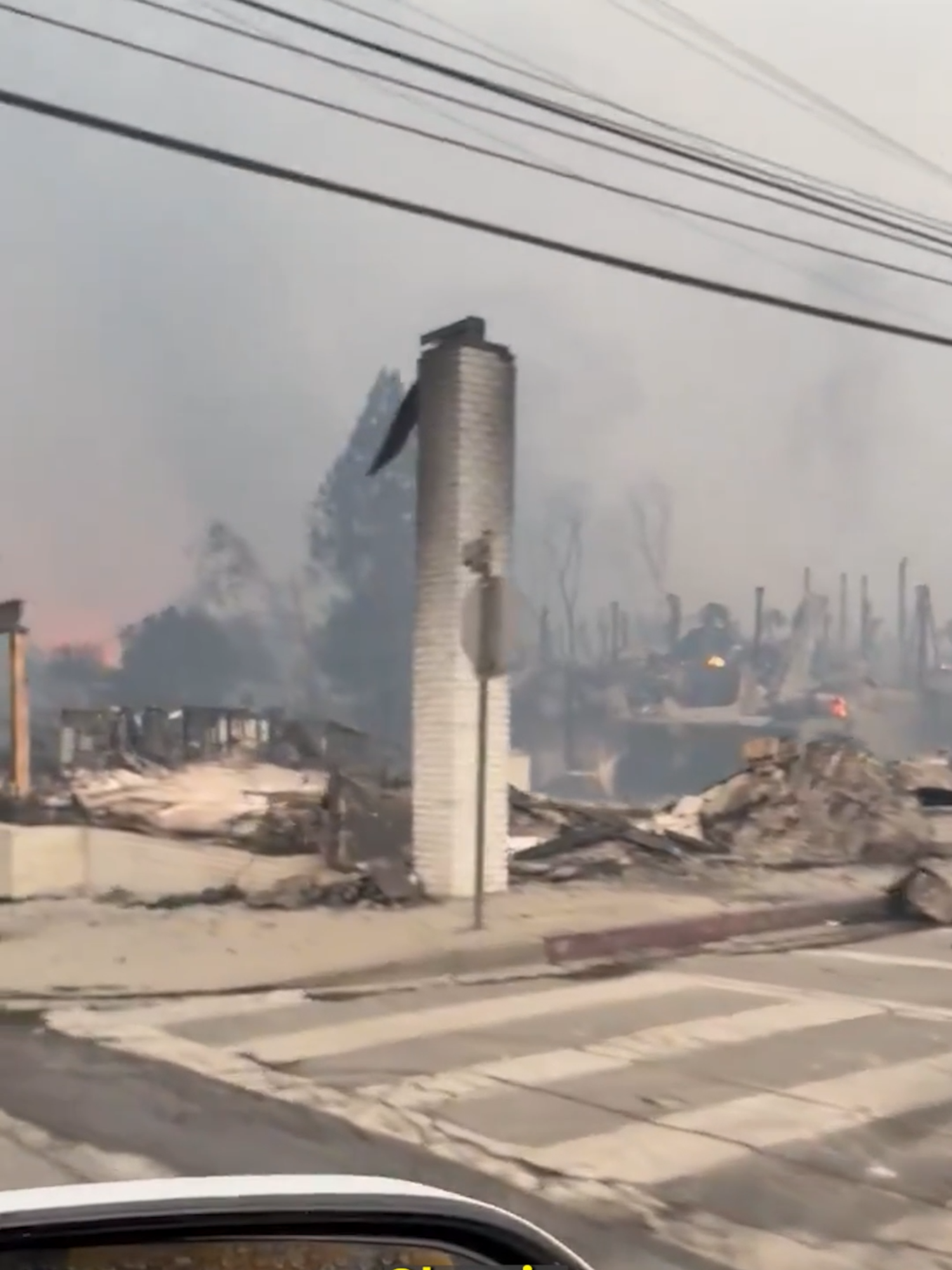 Imágenes, a plena luz del día, muestran la magnitud de los daños causados por los devastadores incendios en Pacific Palisades, cerca de Los Ángeles. #Latinus #InformaciónParaTi