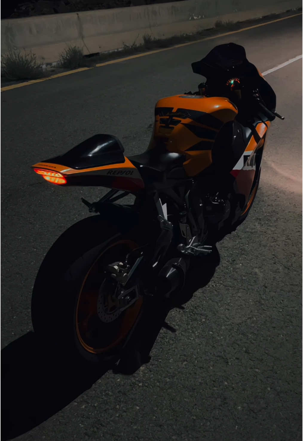 #honda #cbr #repsol #1000rr #motorcycle #ride #biker #nightrider #الباحة 