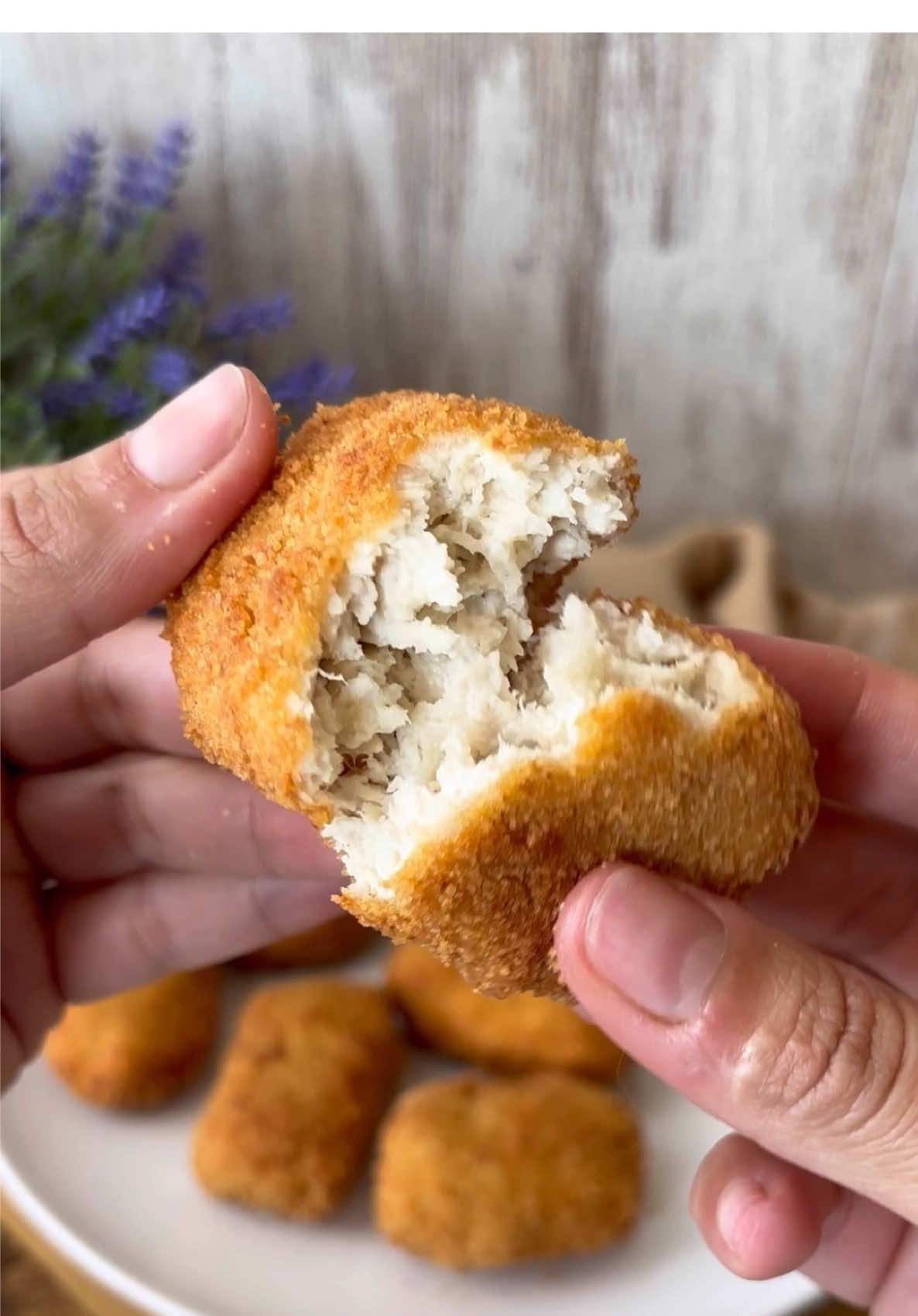 NUGGETS DE POLLO (súper tiernos y jugosos) Si eres fans de los Nuggets y quiere hacer su versión más rica y sabrosa 🤤🔥, guarda esta receta porque estoy segura de que te va a encantar 😋🎉. - 500g pollo triturado - Sal, pimienta y cebolla en polvo al gusto - 100g pan de molde molido - 100g queso crema - Huevo batido - Pan rallado 1️⃣ Mezcla los ingredientes del relleno: pollo triturado, sal, pimienta, cebolla en polvo, pan molido y queso crema. 2️⃣ Da forma y reboza pasando por huevo batido y pan rallado (salen unas 16 unidades). 3️⃣ Fríe en abundante aceite caliente hasta que queden bien dorados o si los quieres hacer más ligeros pues ponles aceite en spray y a la airfryer 200°, unos 15 minutos (dando vuelta a media cocción) o al horno precalentado a 220° y unos 15 minutos (hasta que los veas bien doraditos). #nuggets #nugget #nuggetscaseros #recetadenuggets #recetasfaciles #cocinarapida #facilyrico #polloempanado #polloempanizado #pollofrito #recetasconpollo #airfryerrecipes #recetasenfreidoradeaire 