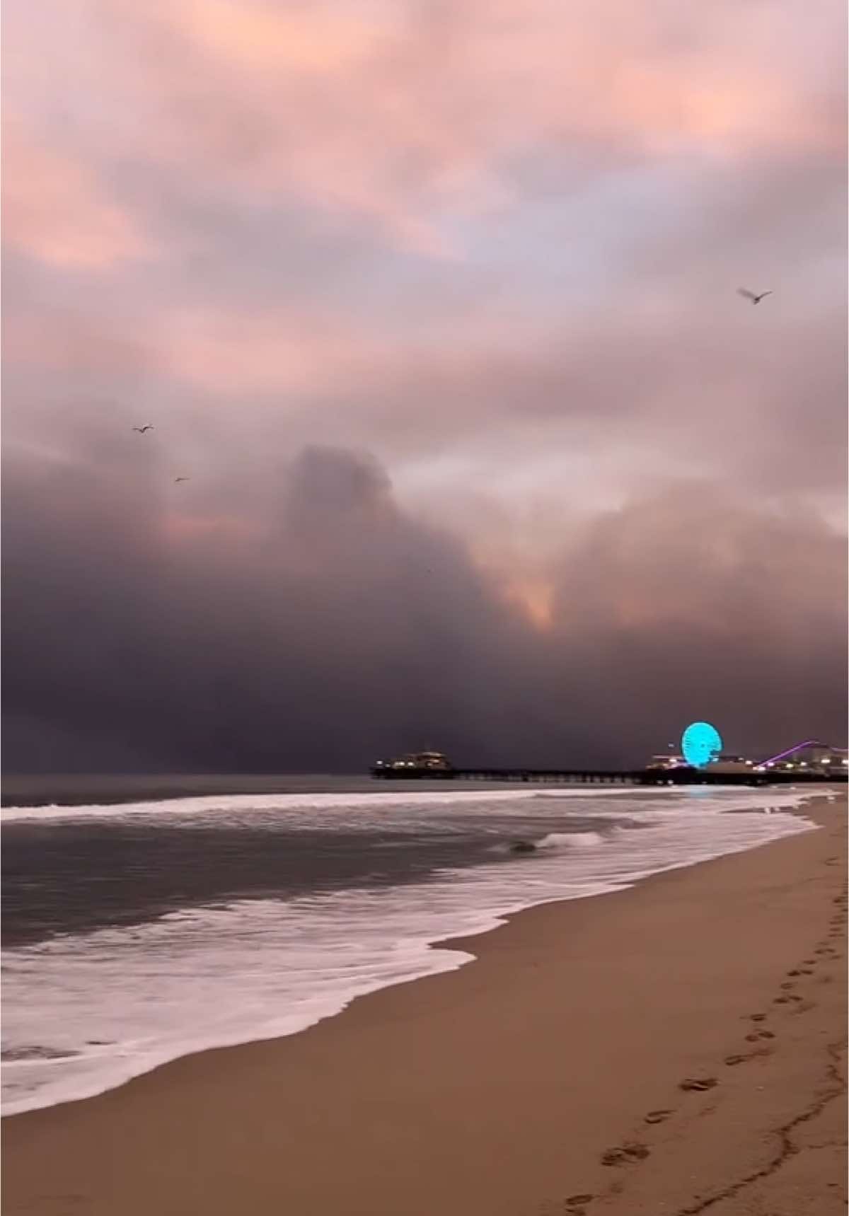 Sunrise through the smoke from the Palisades fire from Santa Monica beach. Stay safe, LA 💔 #palisades #palisadesfire #californiawildfire #santamonicapier  #brushfire #losangeles #santamonica 