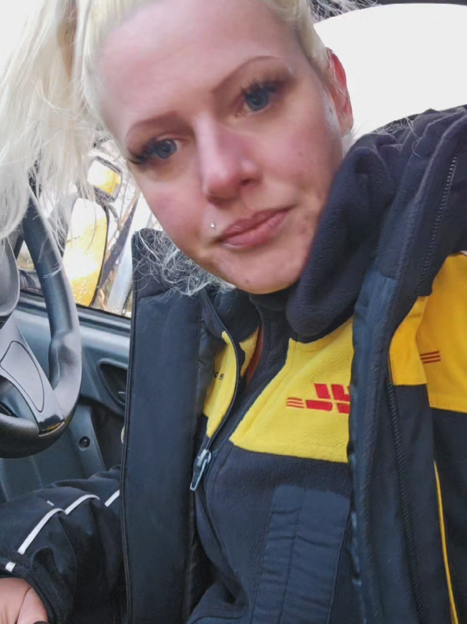 #deutschepost #zustellerleben #postmomente #dhl #lovemyjob #zustellerin #zustellerinmitherz #postgirl 