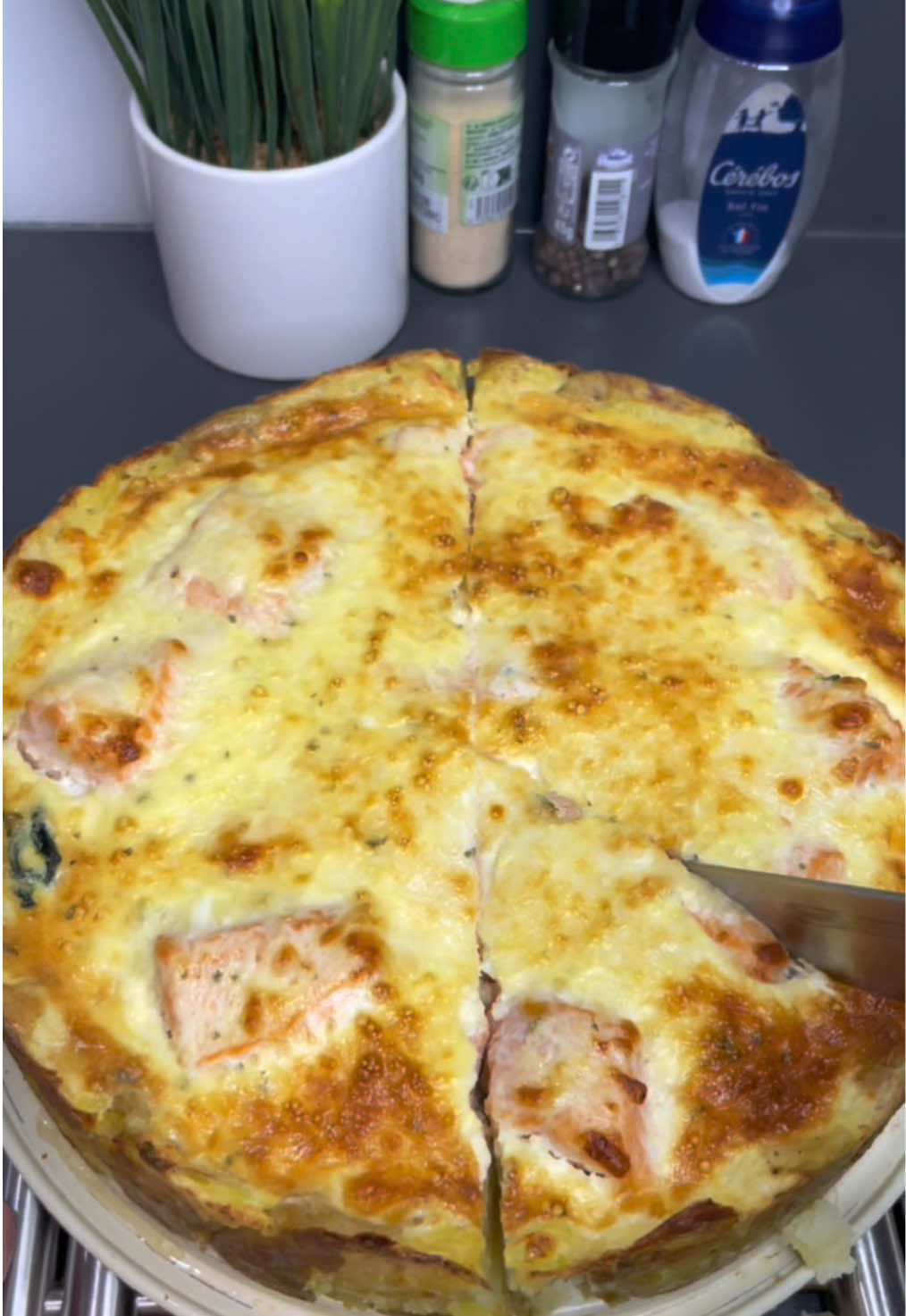 ✨🥔✨Quiche sans pâte ✨🥔✨🥔✨🥔✨🥔✨🥔✨🥔 ✨🥔✨🥔✨ Quiche saumon épinards sans pâte 😋😋😋 #recette #recettefacile #ideerecette #quiche #yummy #viralditiktok #fyp #repas #forypupage #viral_video #recetterapide #tiktokviral #kinette_beautyfood 