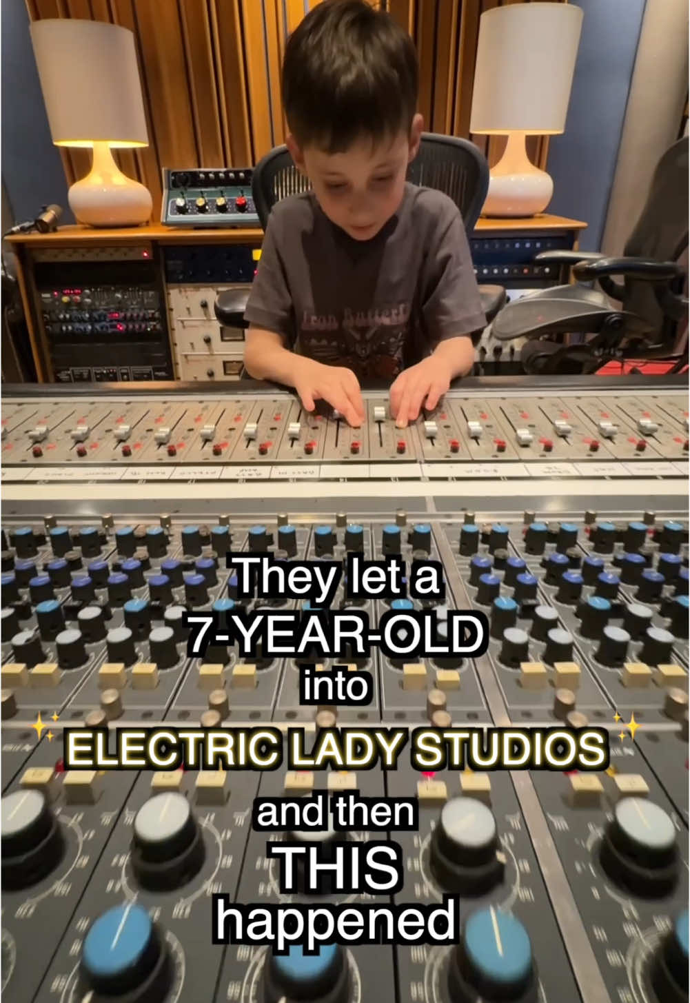 you def won’t guess what song this ends up being…🎙️ #ElectricLadyStudios #recordingstudio #musicproducer #Singing #vocals #shawnmendes @Shawn Mendes  #theresnothingholdinmeback #neosoul #vibe #ProducerLife #beatmaking #ProTools #Ableton #virtuoso #taylorswift #rnbmusic #musica 